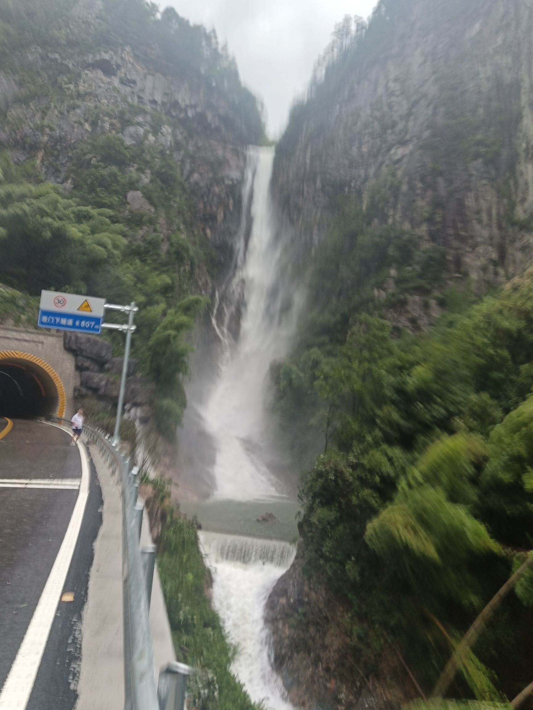 永嘉县鹤盛镇岩峰村碏头瀑布旅行图片 1