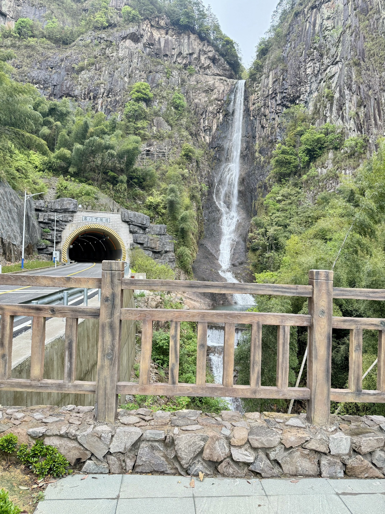 永嘉县鹤盛镇岩峰村碏头瀑布旅行图片 1