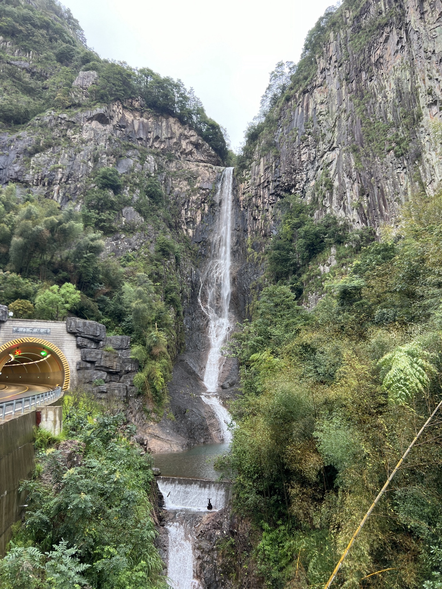 永嘉县鹤盛镇岩峰村碏头瀑布旅行图片 1