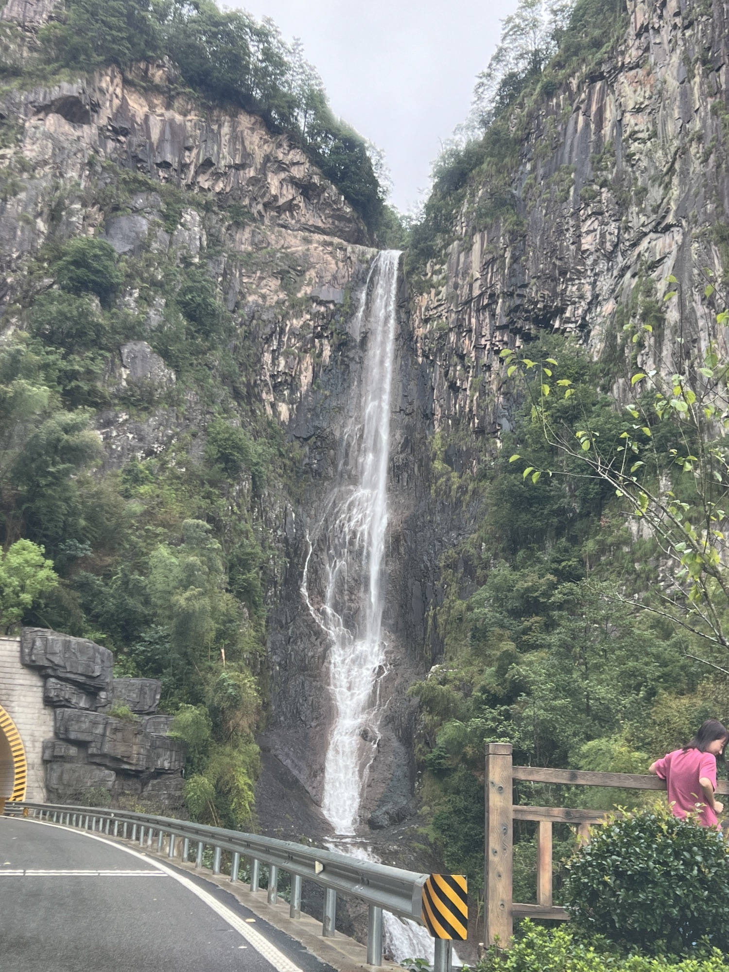 永嘉县鹤盛镇岩峰村碏头瀑布旅行图片 2