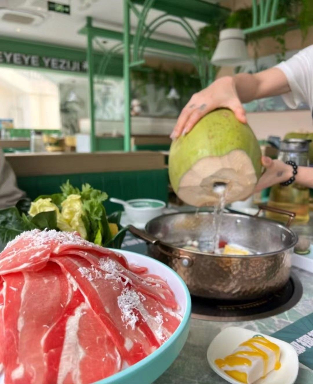 椰椰椰·椰子鸡(亚龙湾亚泰商业中心店)