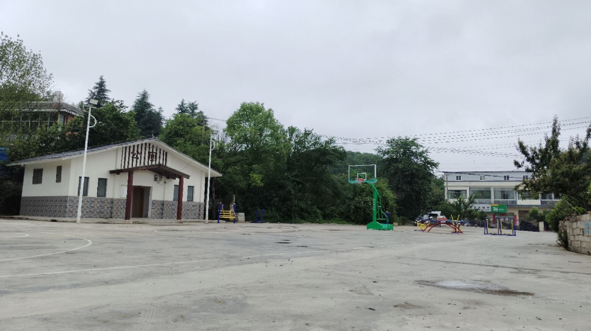 芦官村茶翻寨全民健身广场旅行图片 1