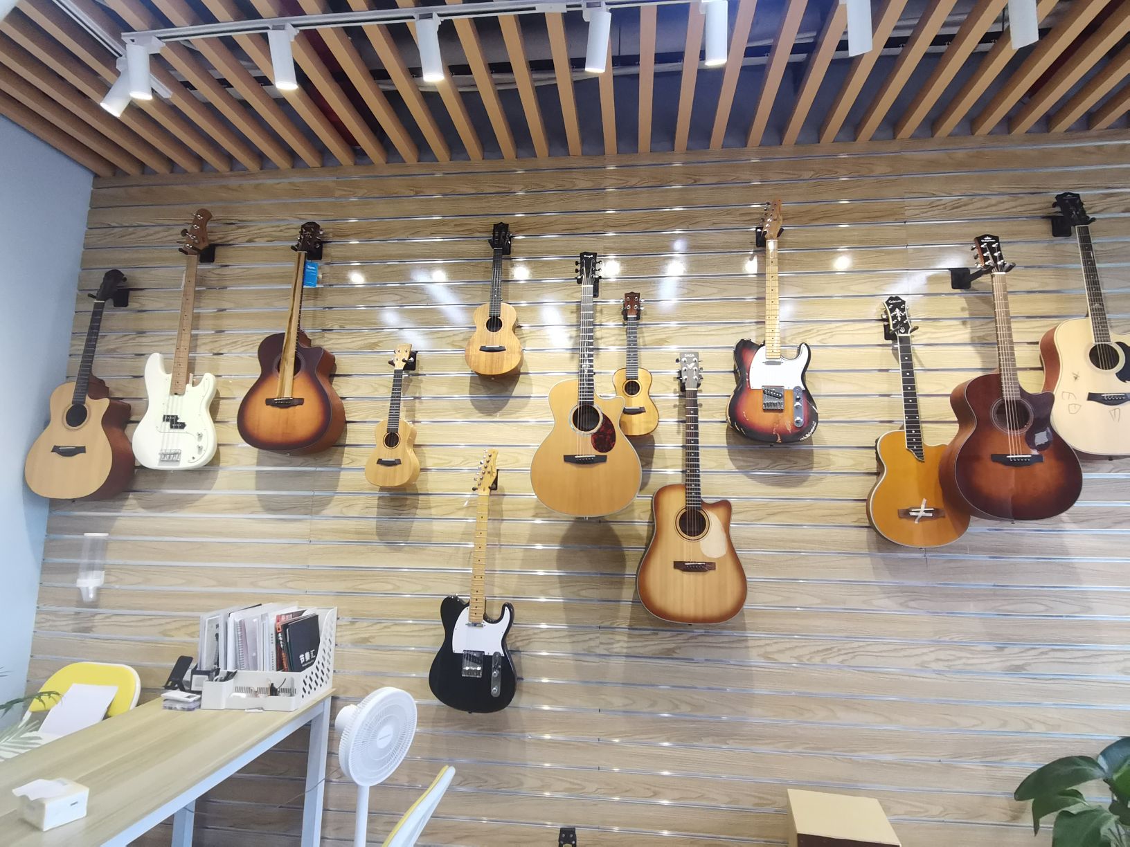 场地封面-蓝鲸音乐俱乐部·吉他·架子鼓·声乐·钢琴(东关郡府店)