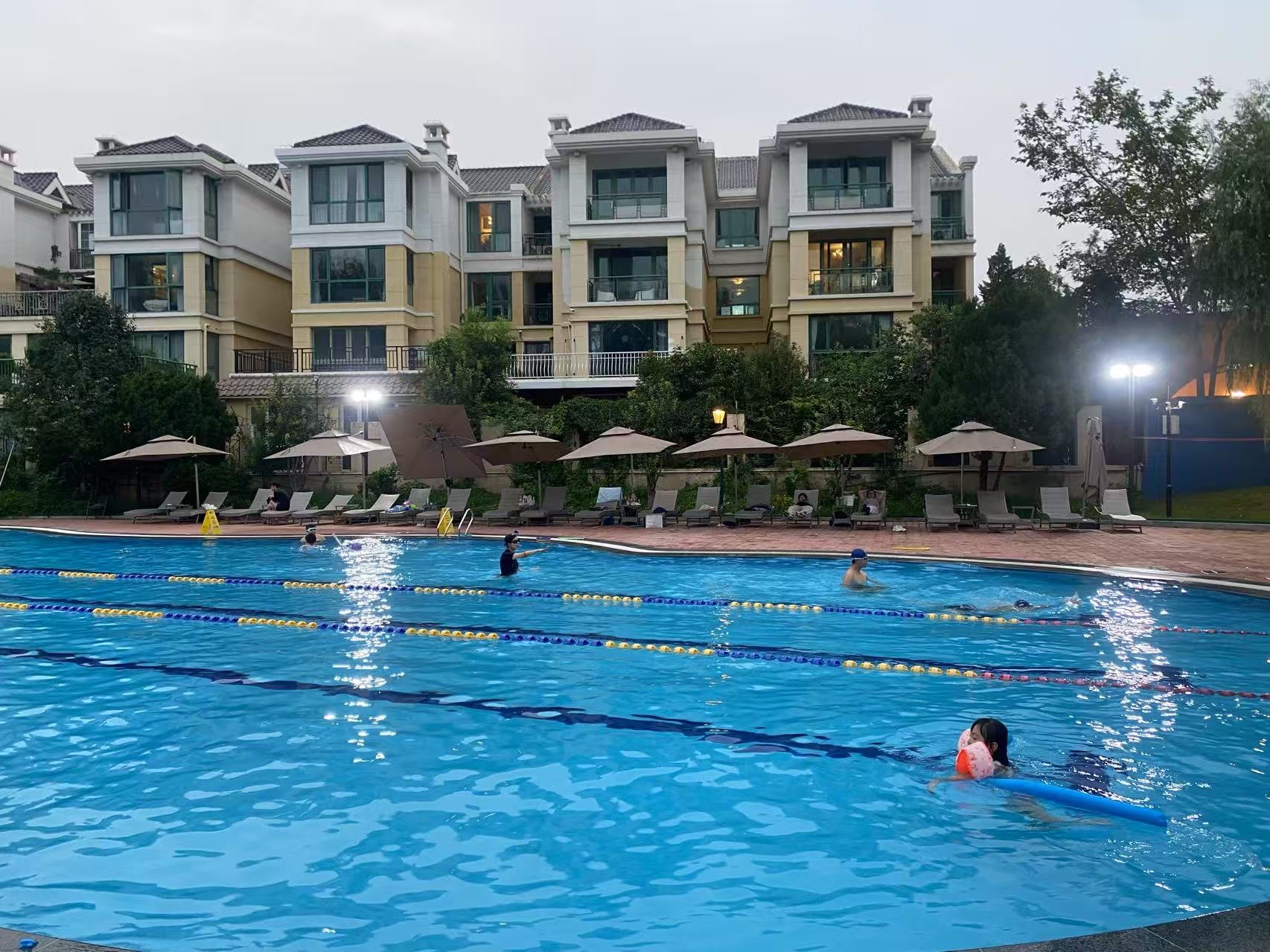 场地封面-丽高花园游泳池