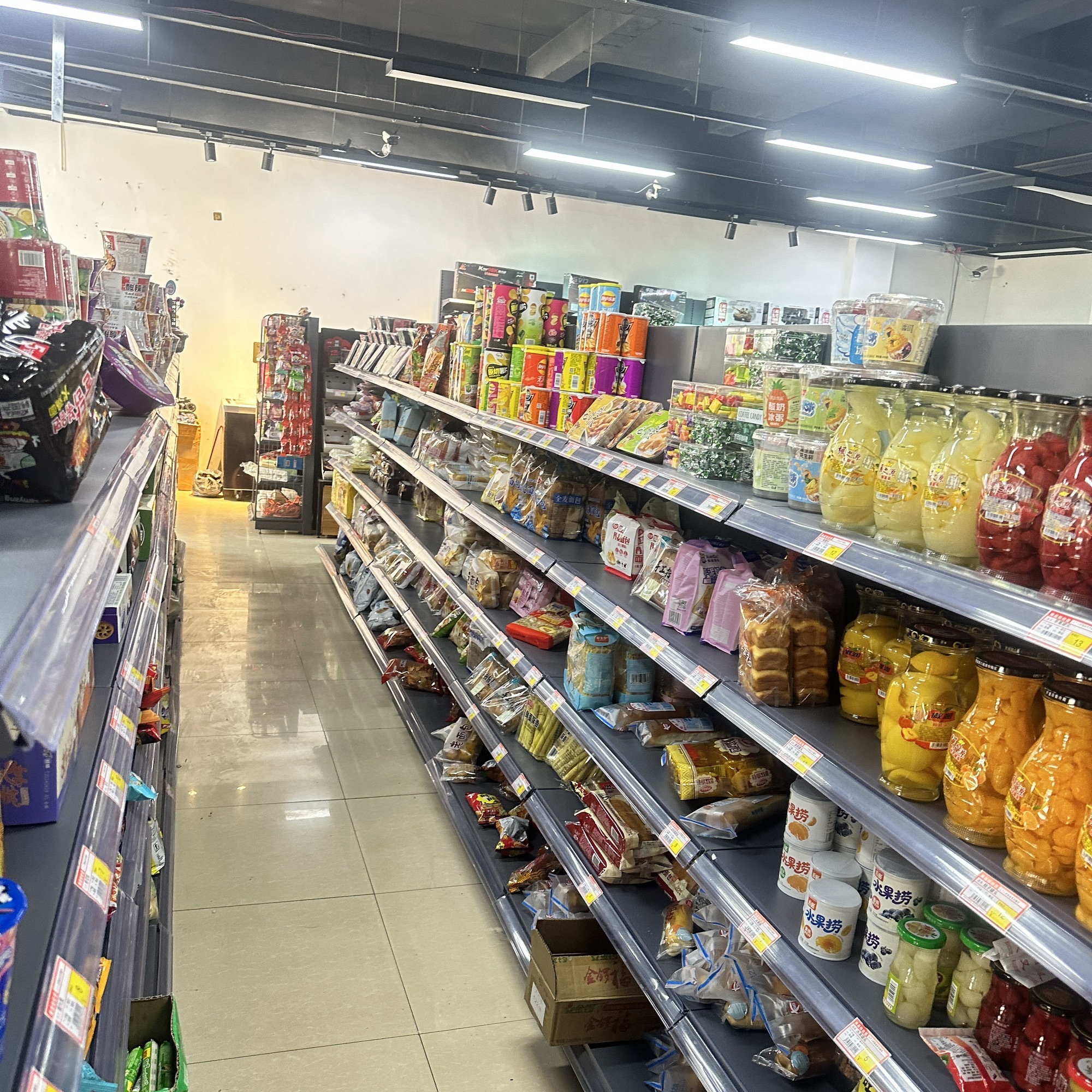 三个人的食品百货超市