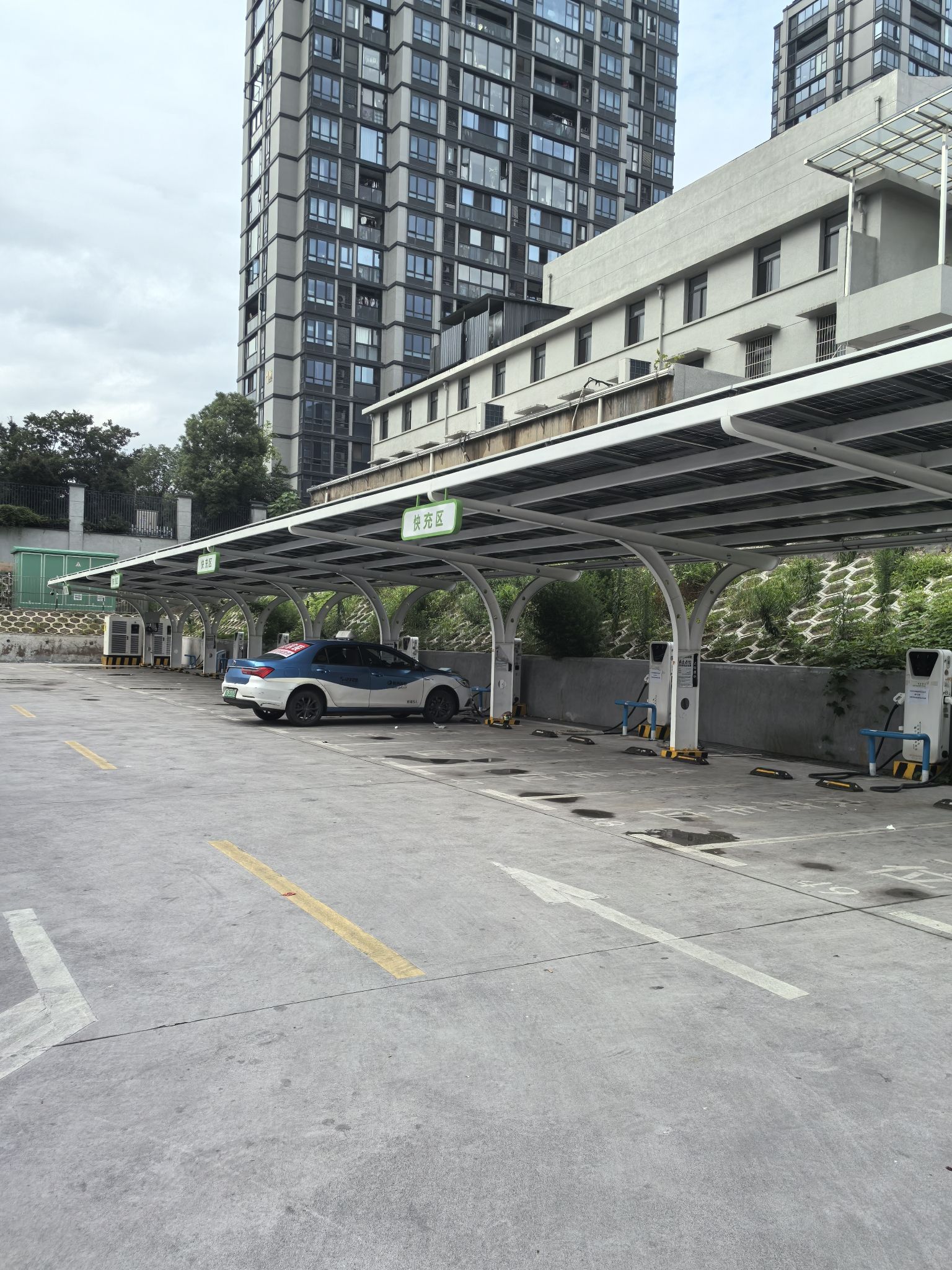 小桔充电汽车充电站(义乌汇朗新马路超级充电站)