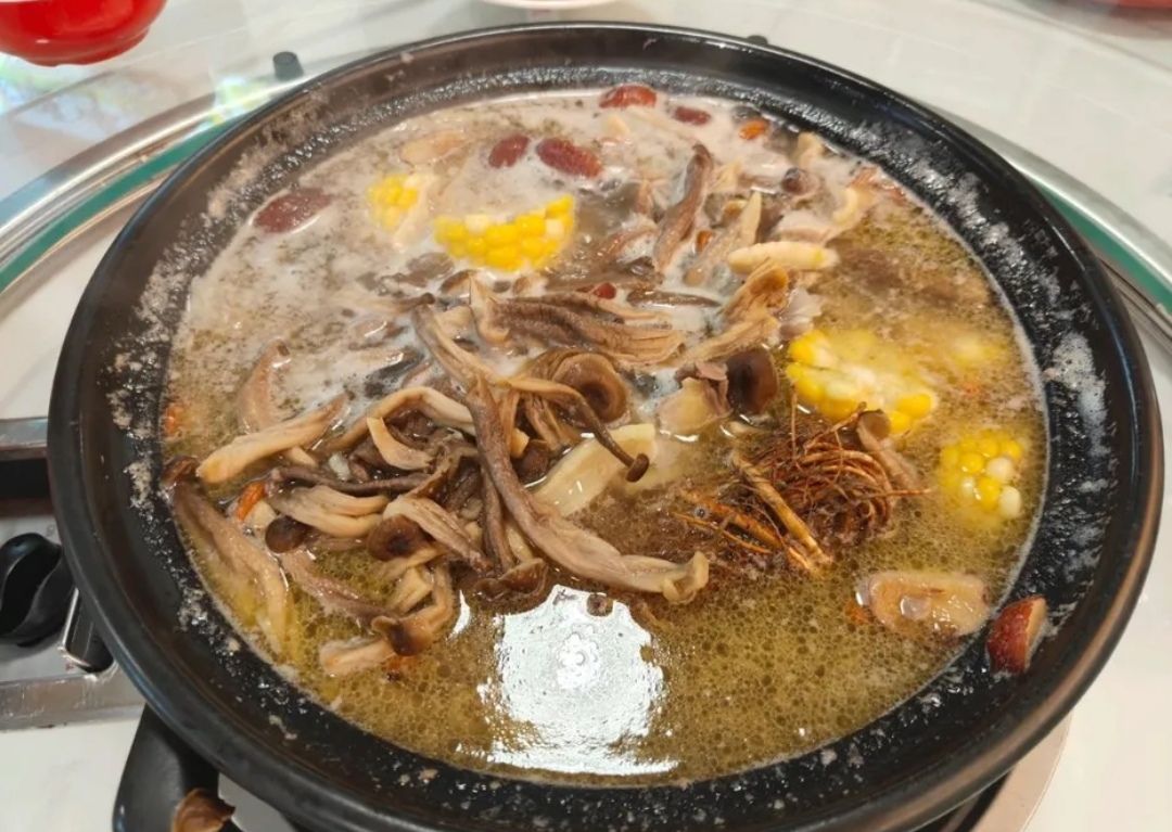 滋味鲜甲鱼鸡子牛鞭煲