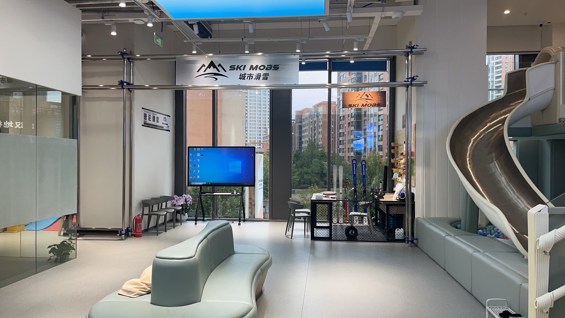 场地封面-SKI MOBS(武汉天地壹方北馆店)