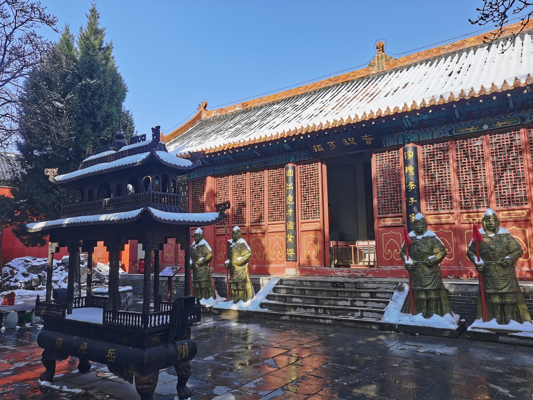 岳庙寝殿实景照片