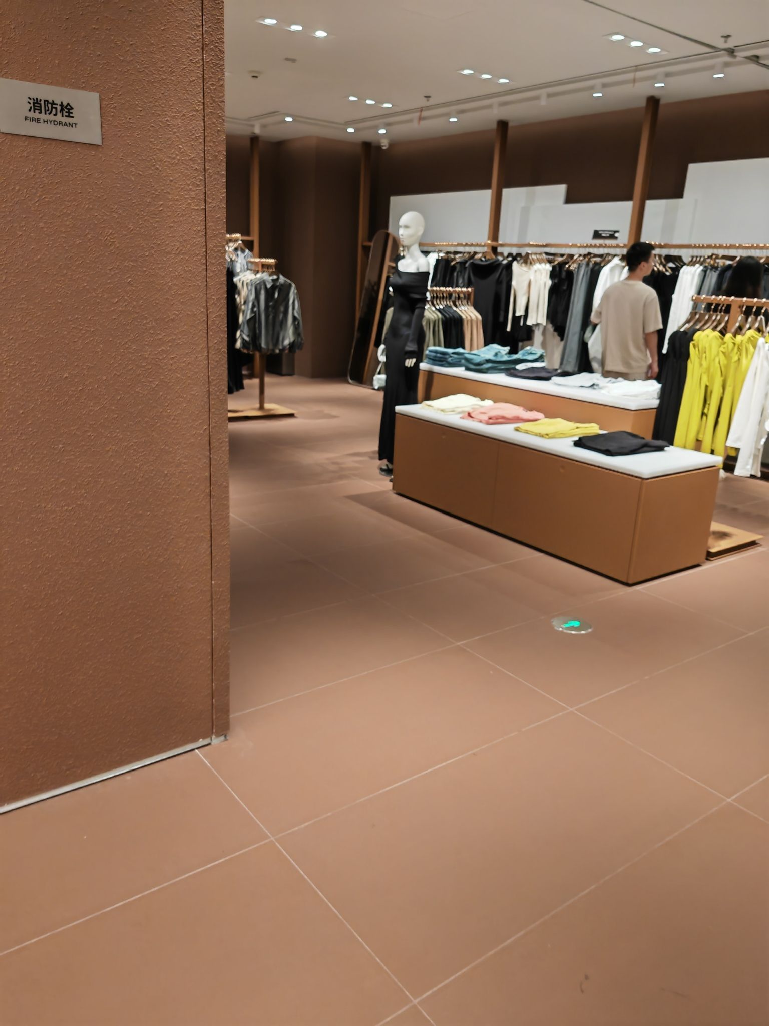 URBAN REVIVO (义乌天地店)