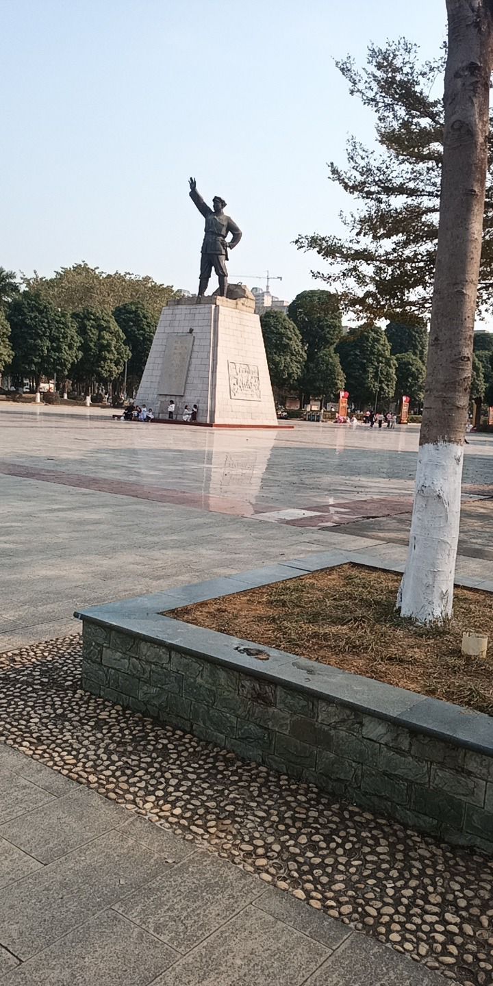 邓小平铜像旅行图片