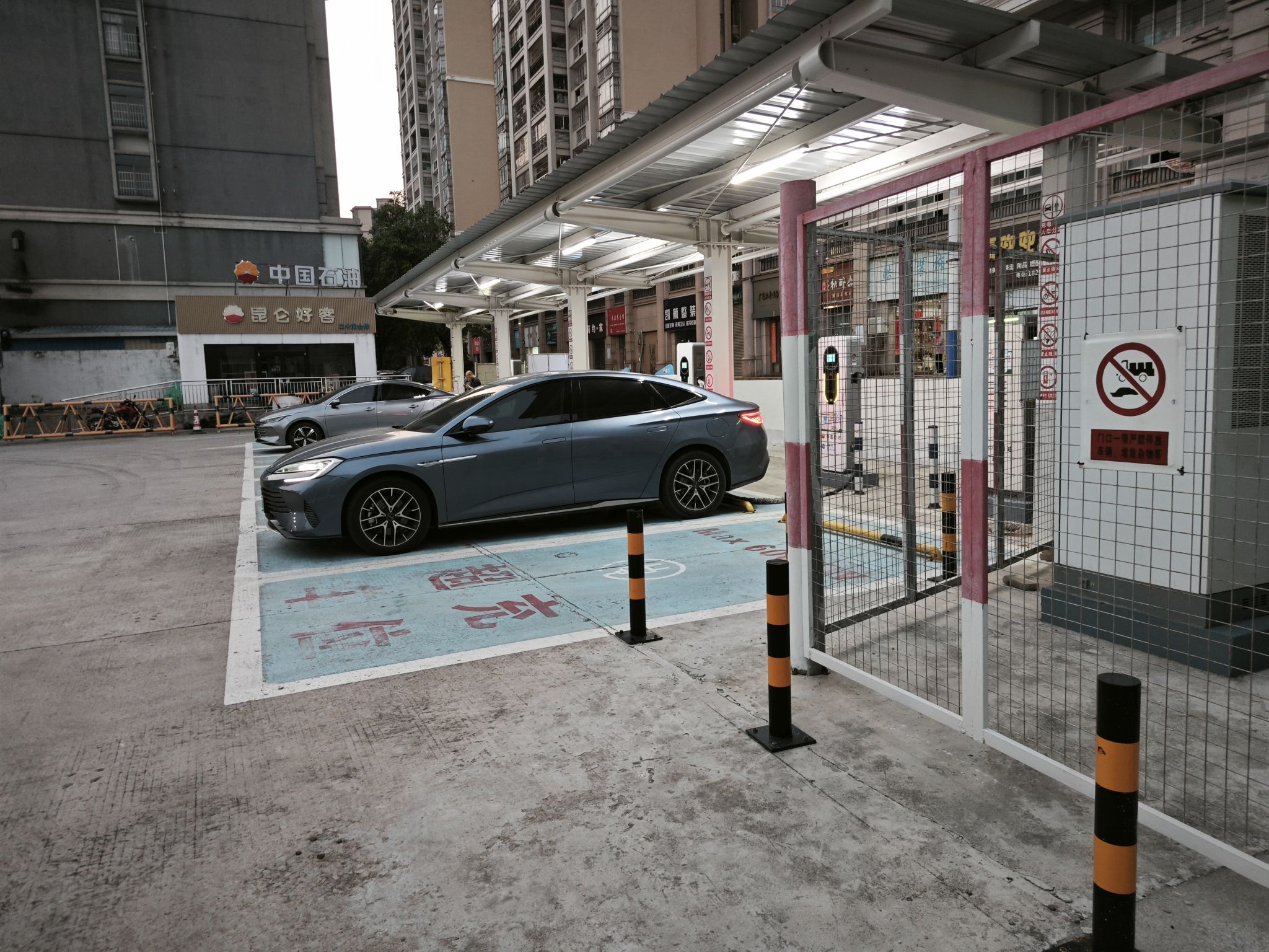 昆仑网电汽车充电站(中国石油清远洲心加油站内充电站)