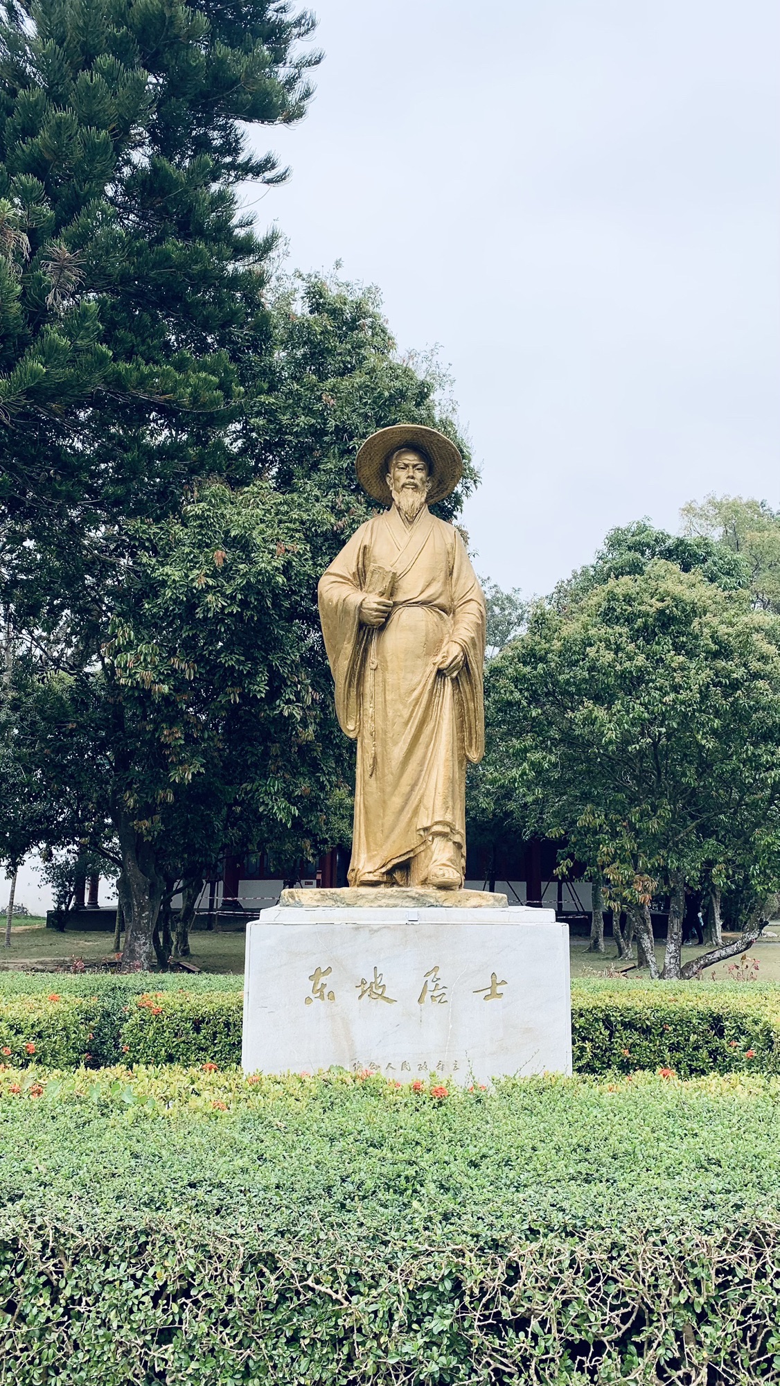 东坡笠屐铜像