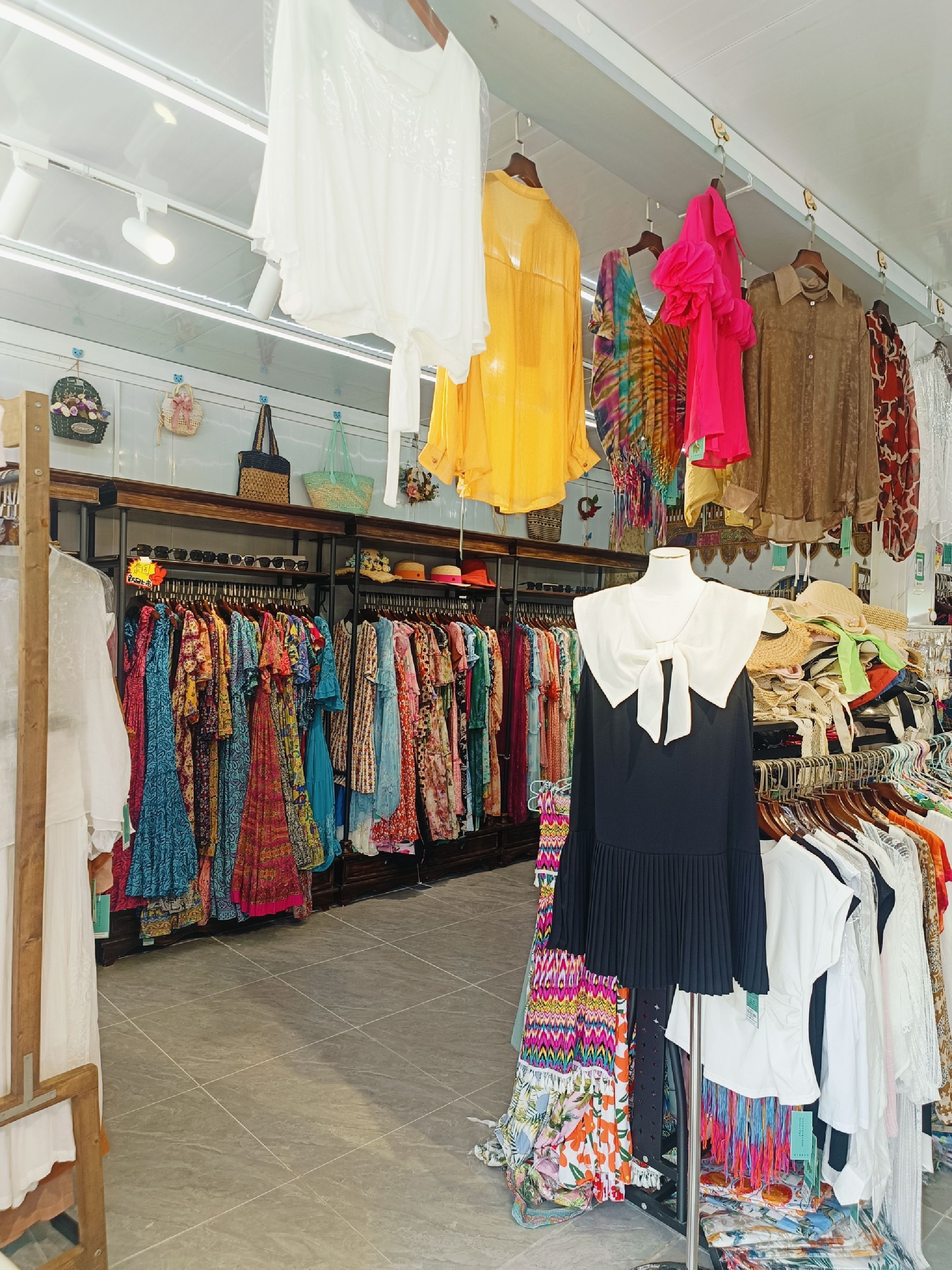 三亚天涯花似锦服装店