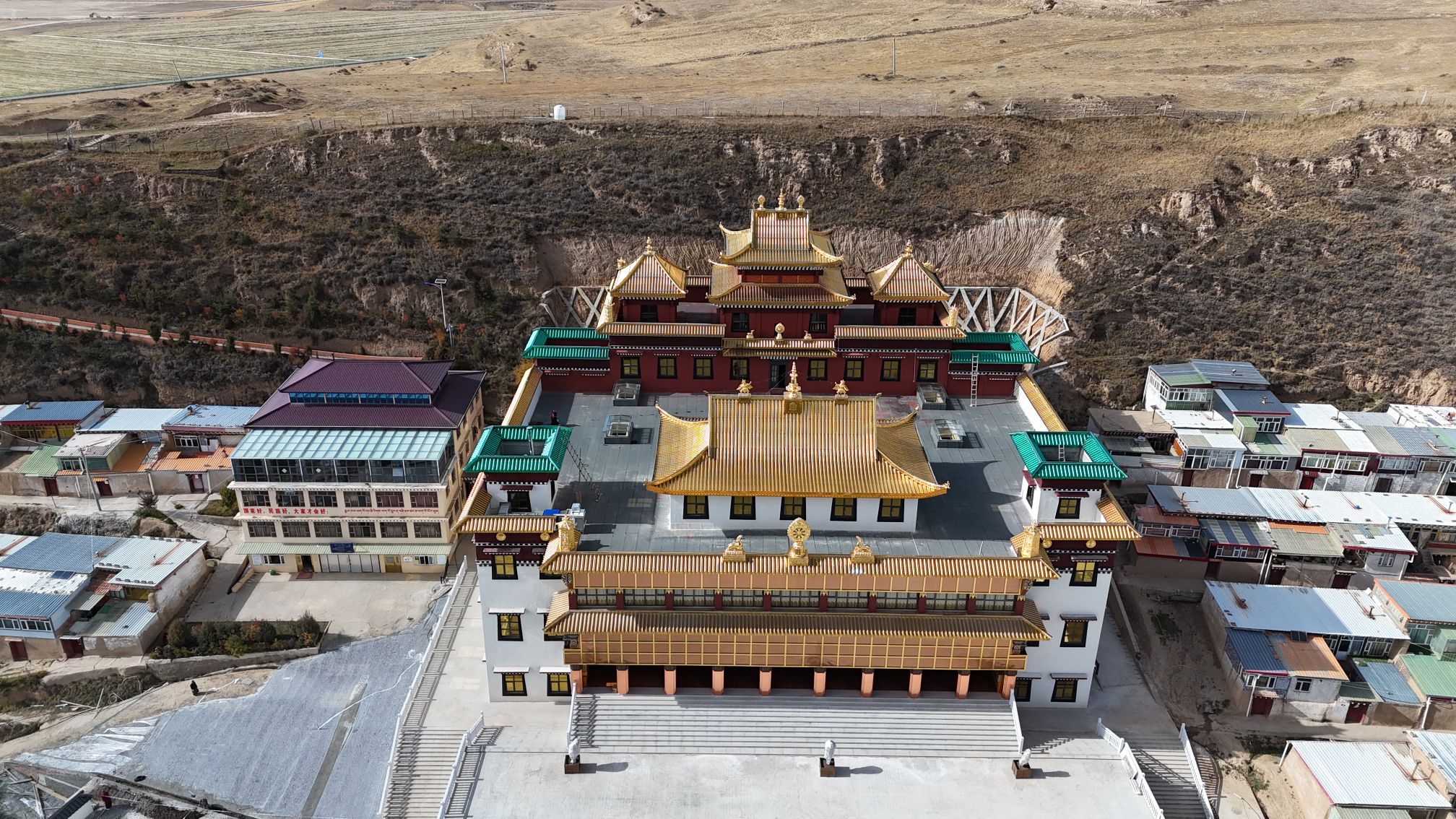百悦大乐法轮寺大经堂实景照片