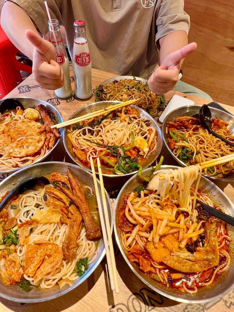董一螺地摊螺蛳粉