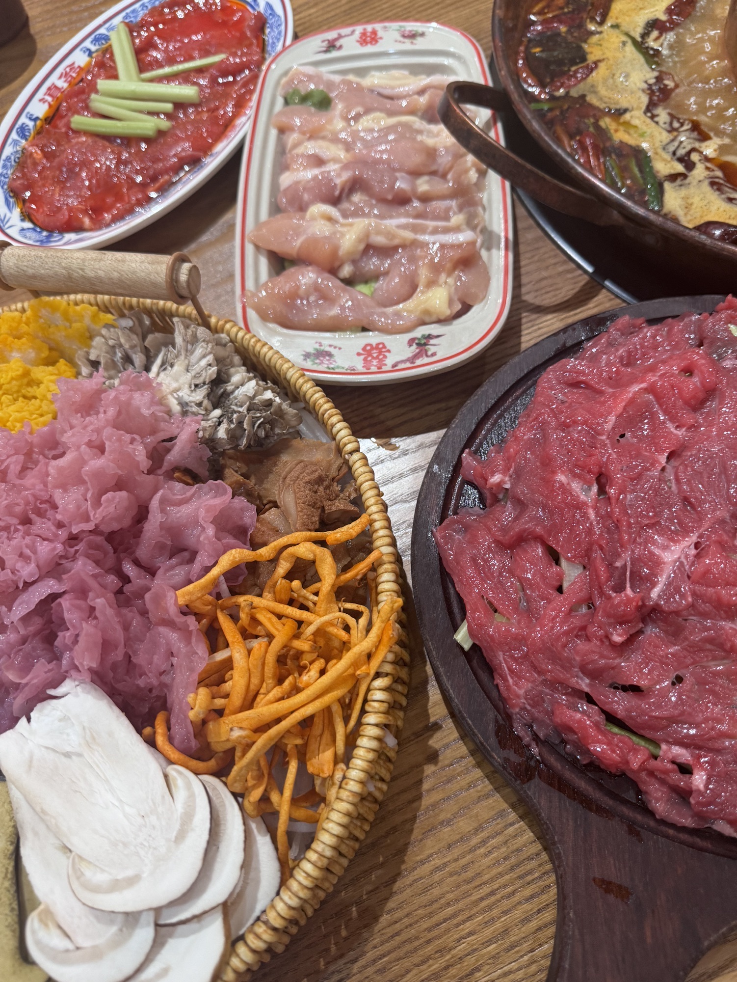 滇翁·云南酸菜牛肉火锅(稷山店)内部环境