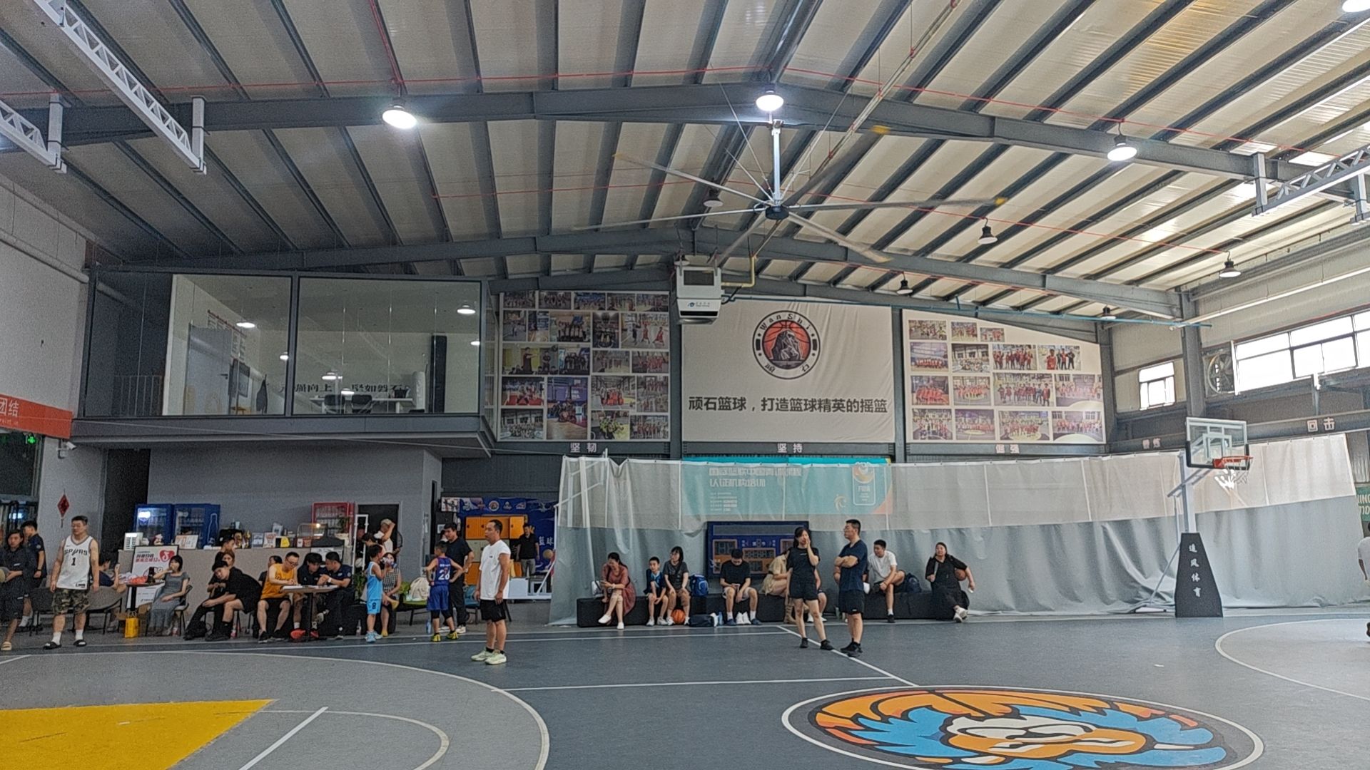 场地封面-顽石篮球运动中心