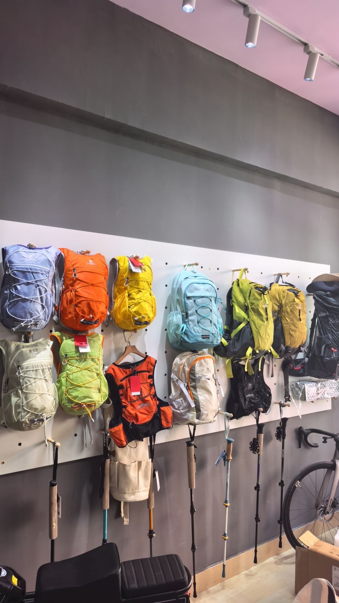 四季户外装备·欧克利·铁兴品牌集合店