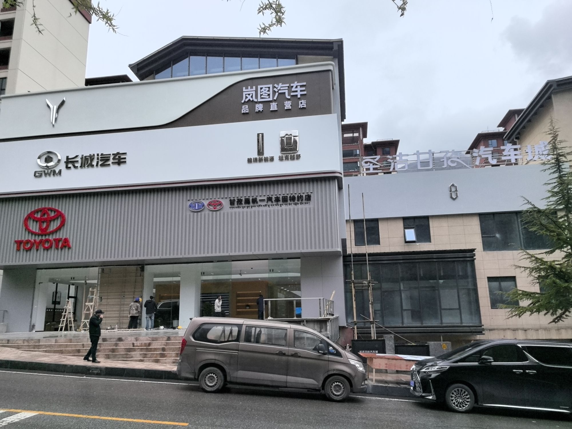 圣洁甘孜汽车城
