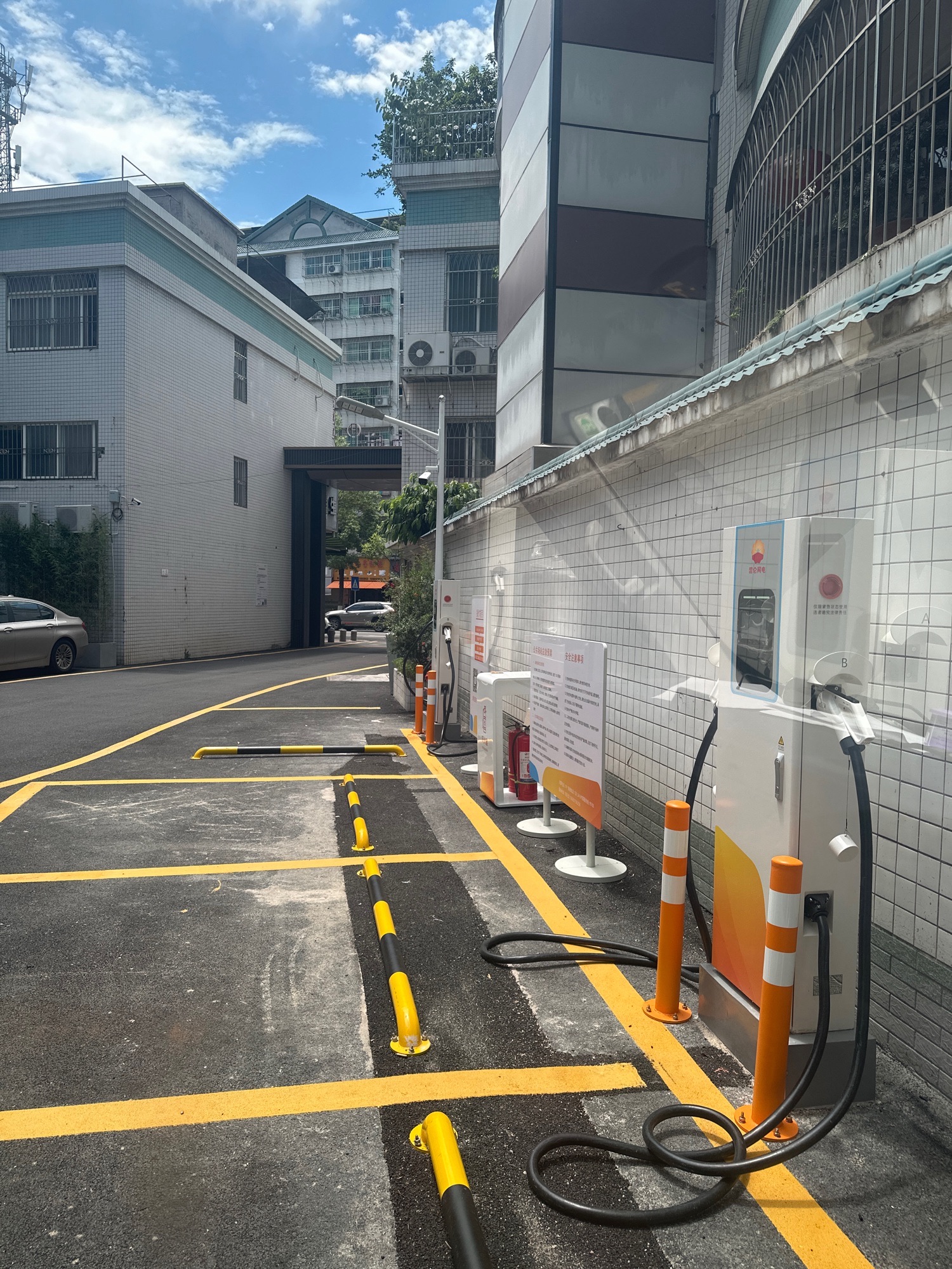 昆仑网电汽车充电站(中国石油潮州漫心酒店充电站)