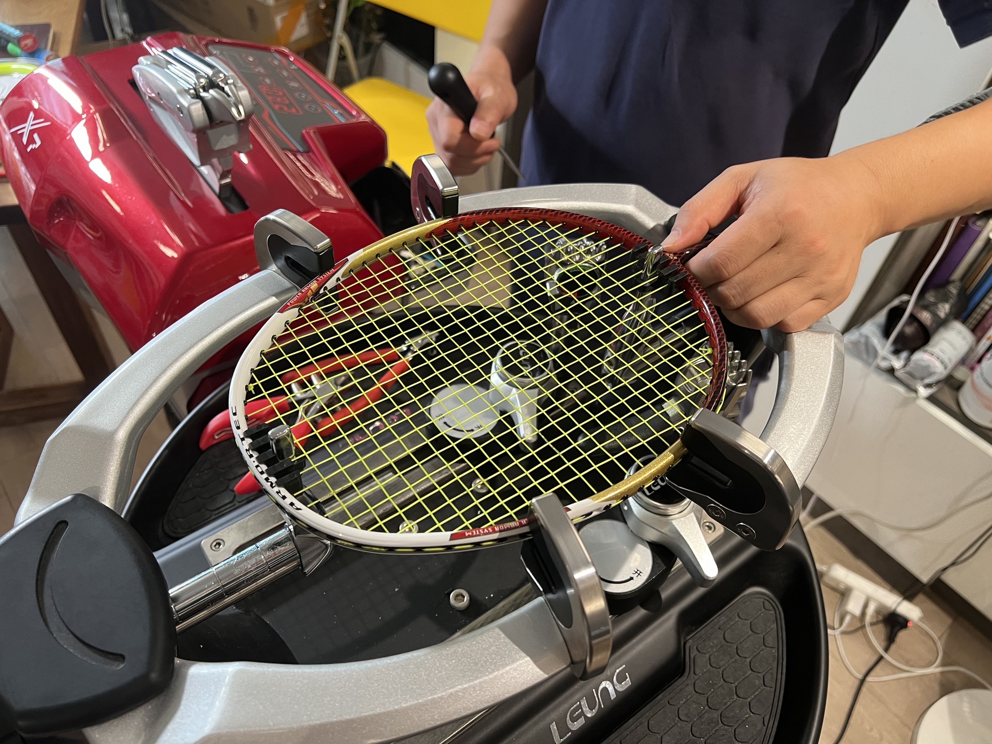 场地封面-旺旺网球拍和羽毛球拍穿线修拍换手柄