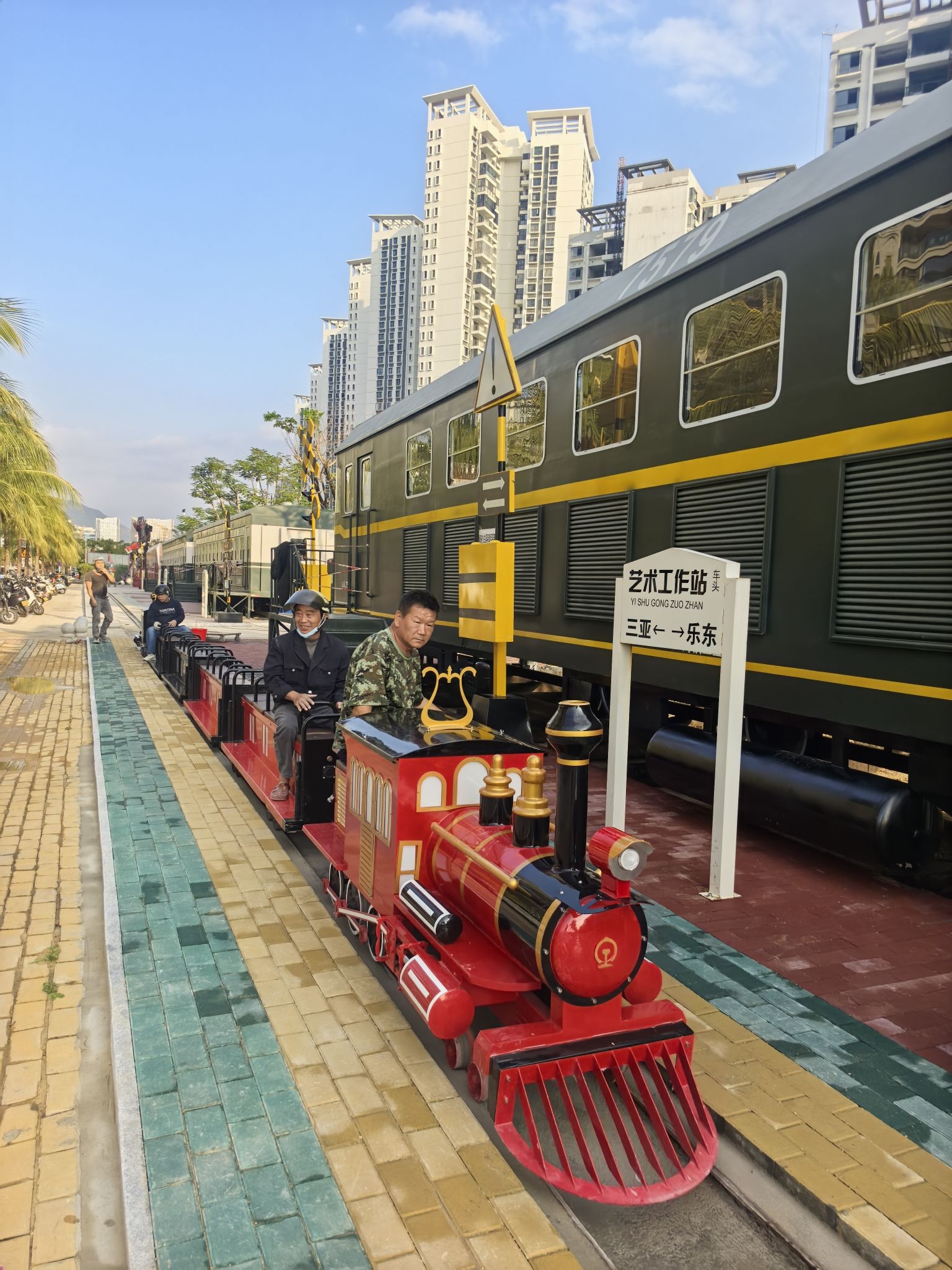 三亚绿皮火车网红娱乐广场旅行图片 2