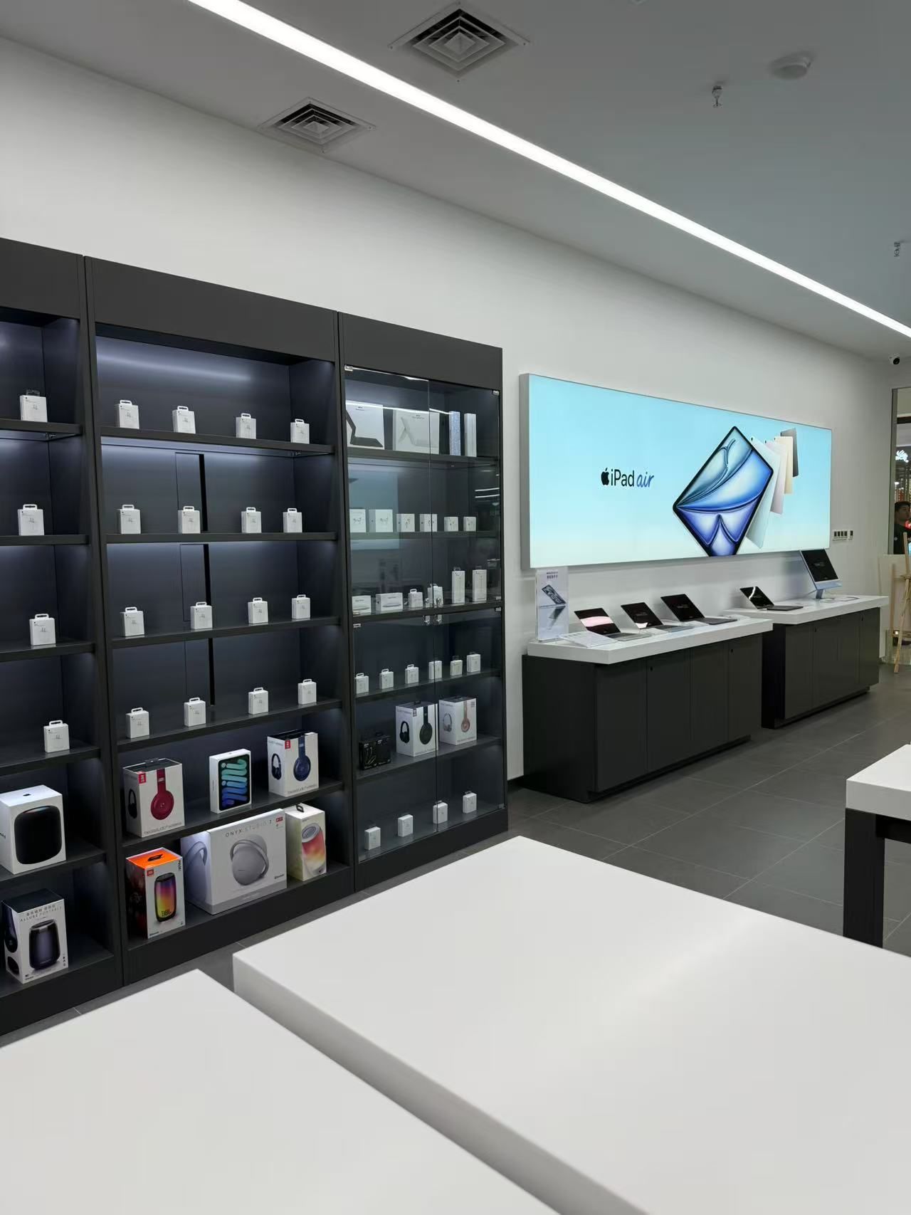 Apple授权专营店(喀什万达⼴场店)