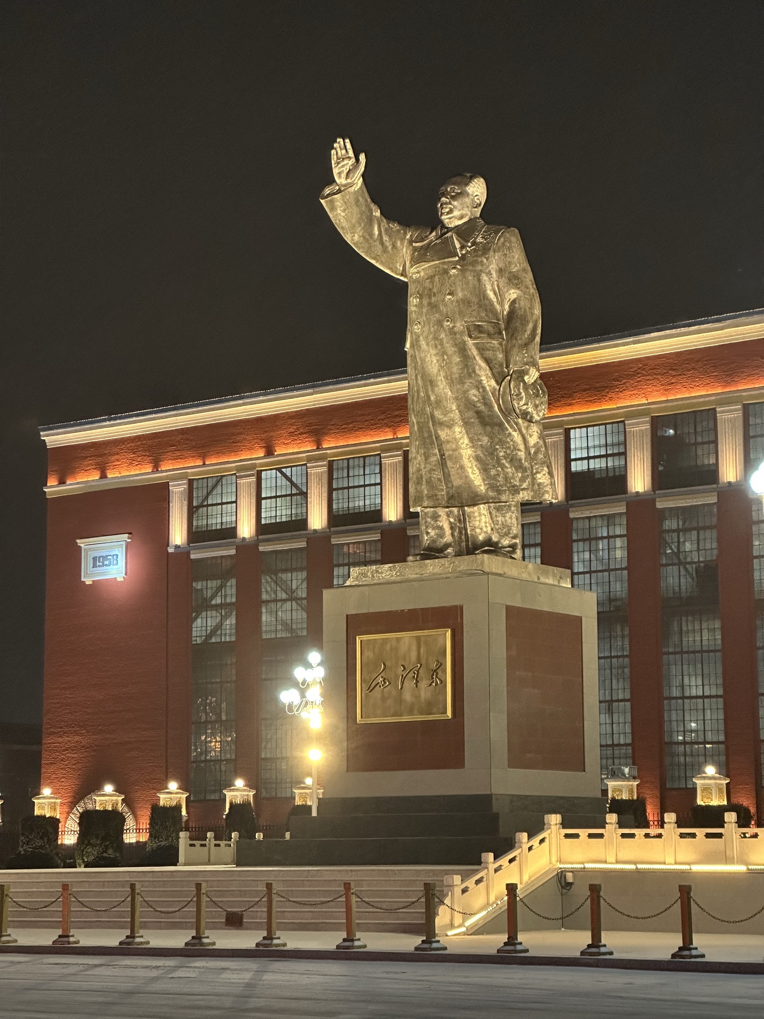 中国一重不锈钢铸主席像旅行图片 1