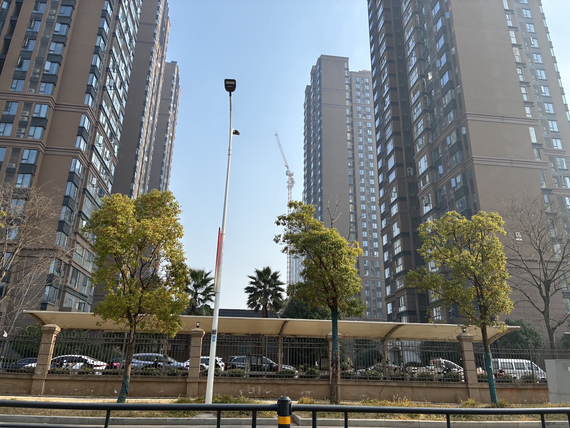 绿都中央公园小区(东门) - 武汉市江夏区 - 通行设施;临街院门;临街院门 | 地址营业时间 | Amap