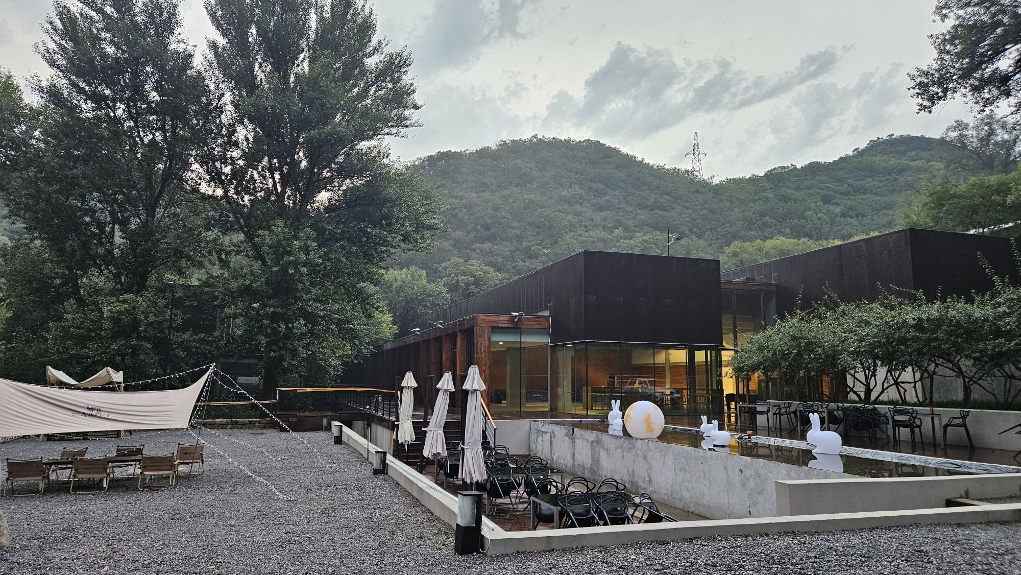 长城脚下的公社大堂