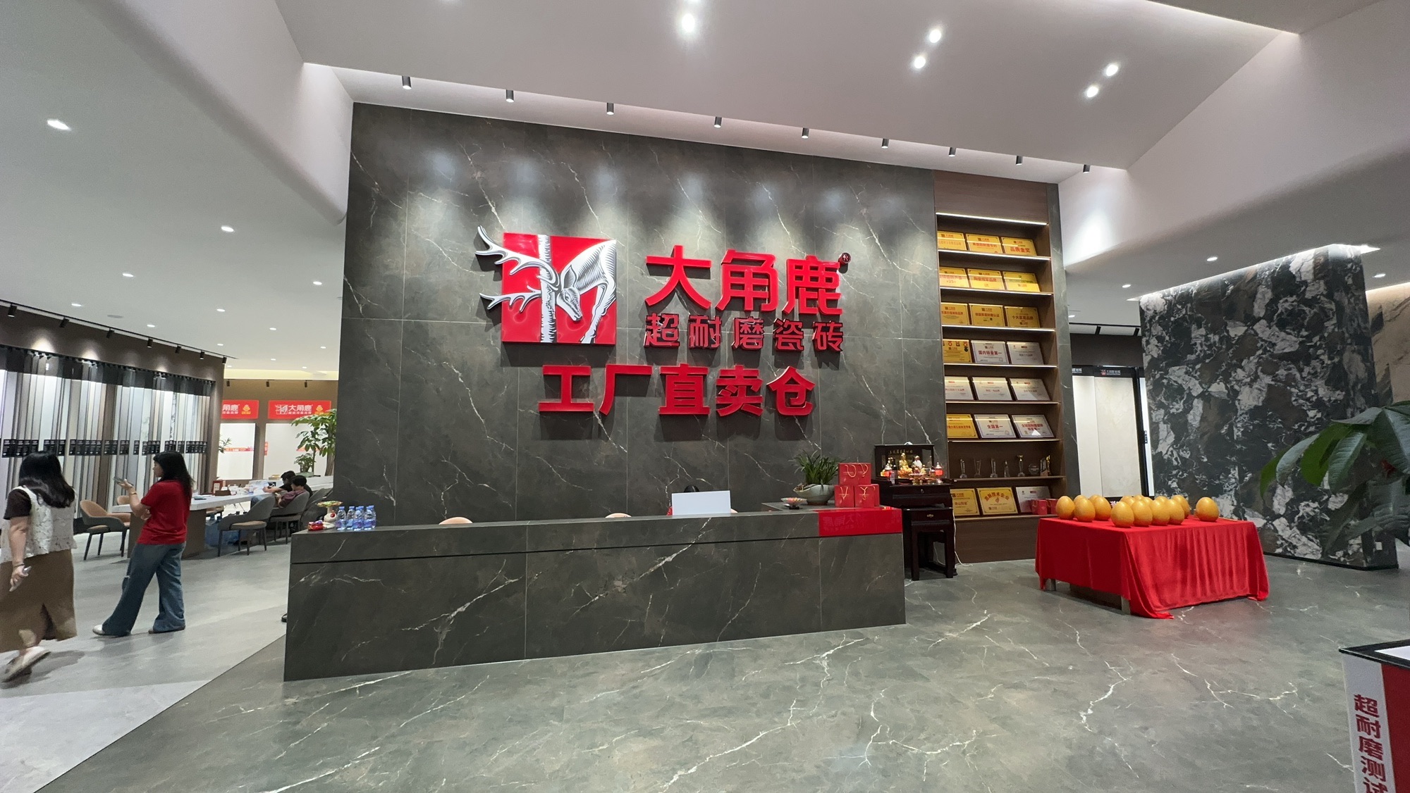 大角鹿超耐磨瓷砖工厂直卖仓泉州总仓