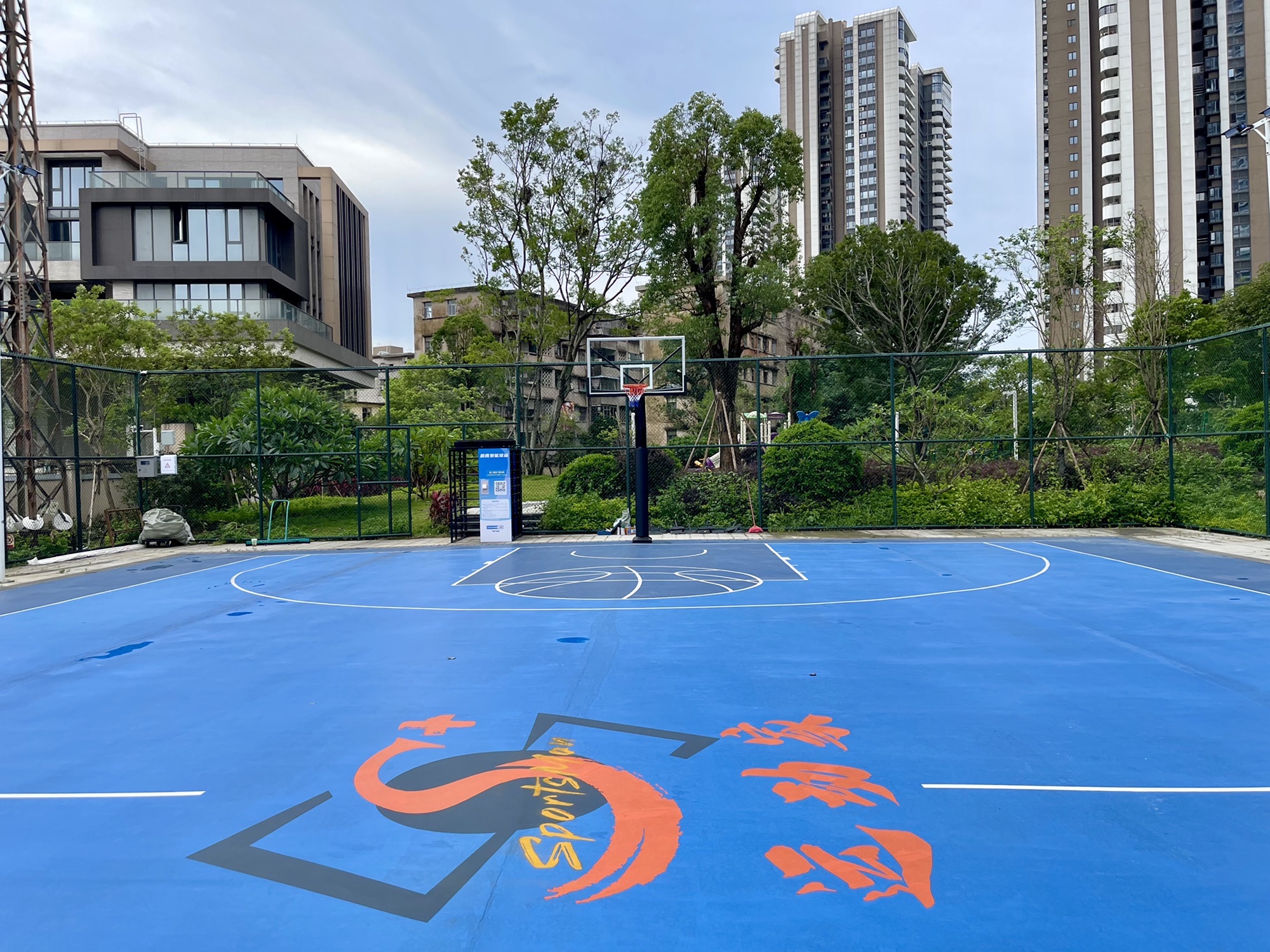 场地封面-运动家都湖国际智能篮球场