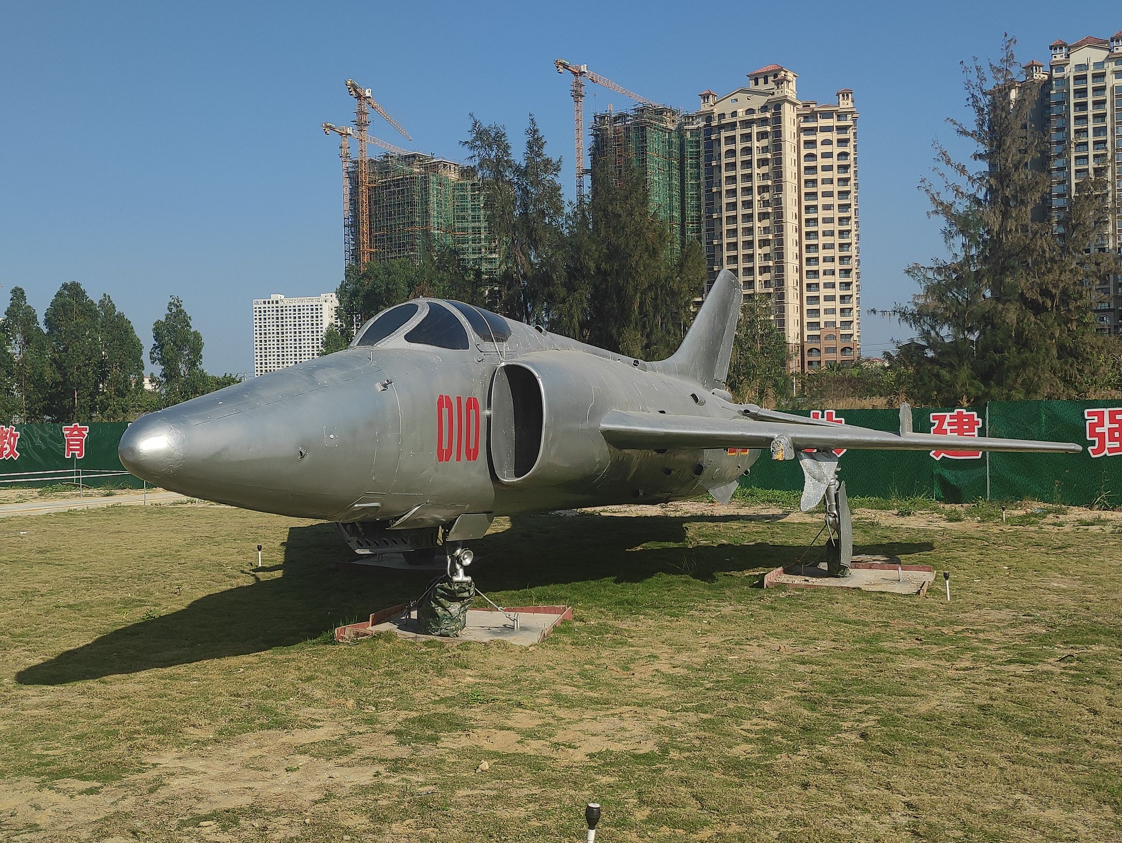 东方花梨湾战斗机展览