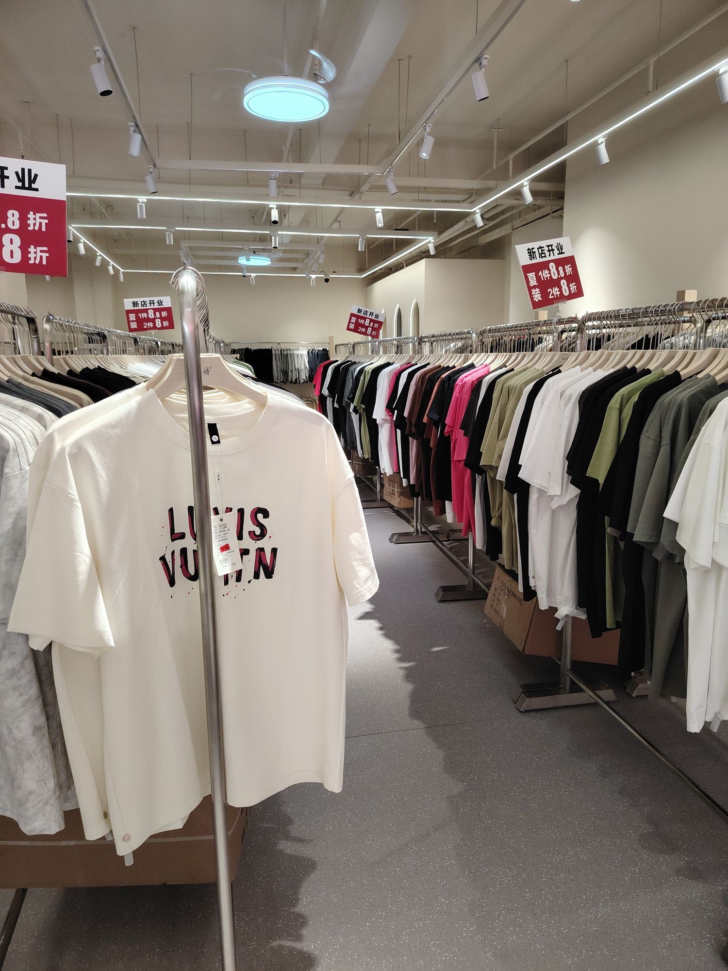 布尼诗服饰工厂店