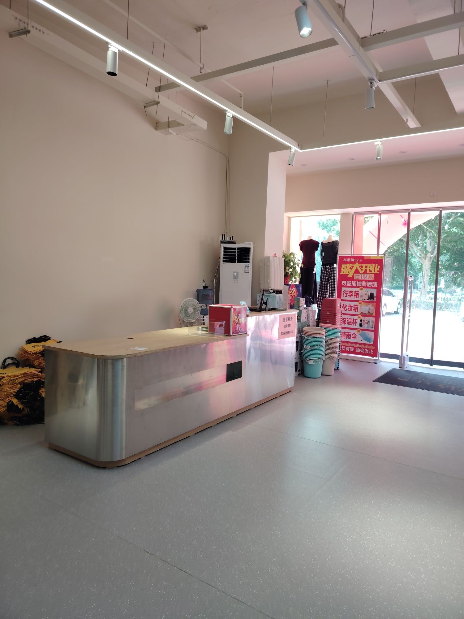 布尼诗服饰工厂店