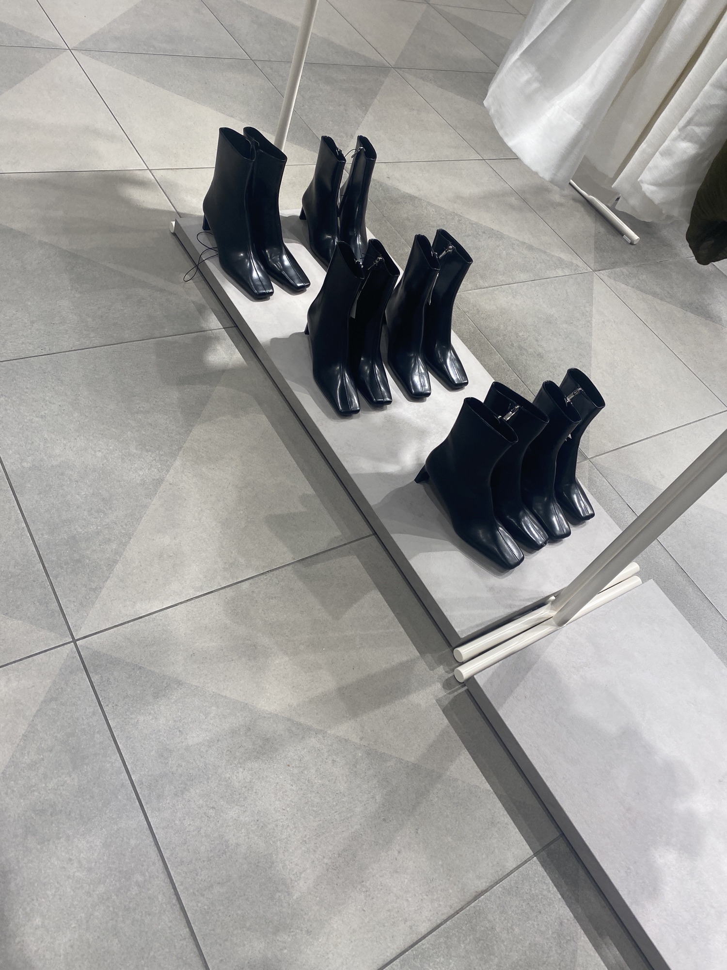 三亚红树林欧洲名鞋集合店
