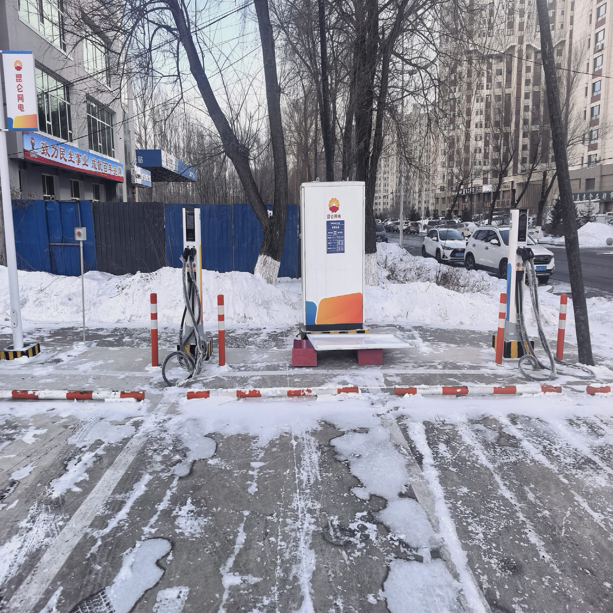 昆仑网电汽车充电站(中国石油吉林市磐石北郊加油站充电站)