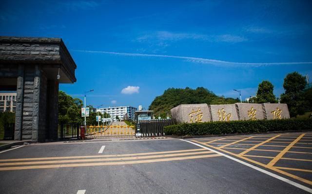 萍乡学院西门(公交站)