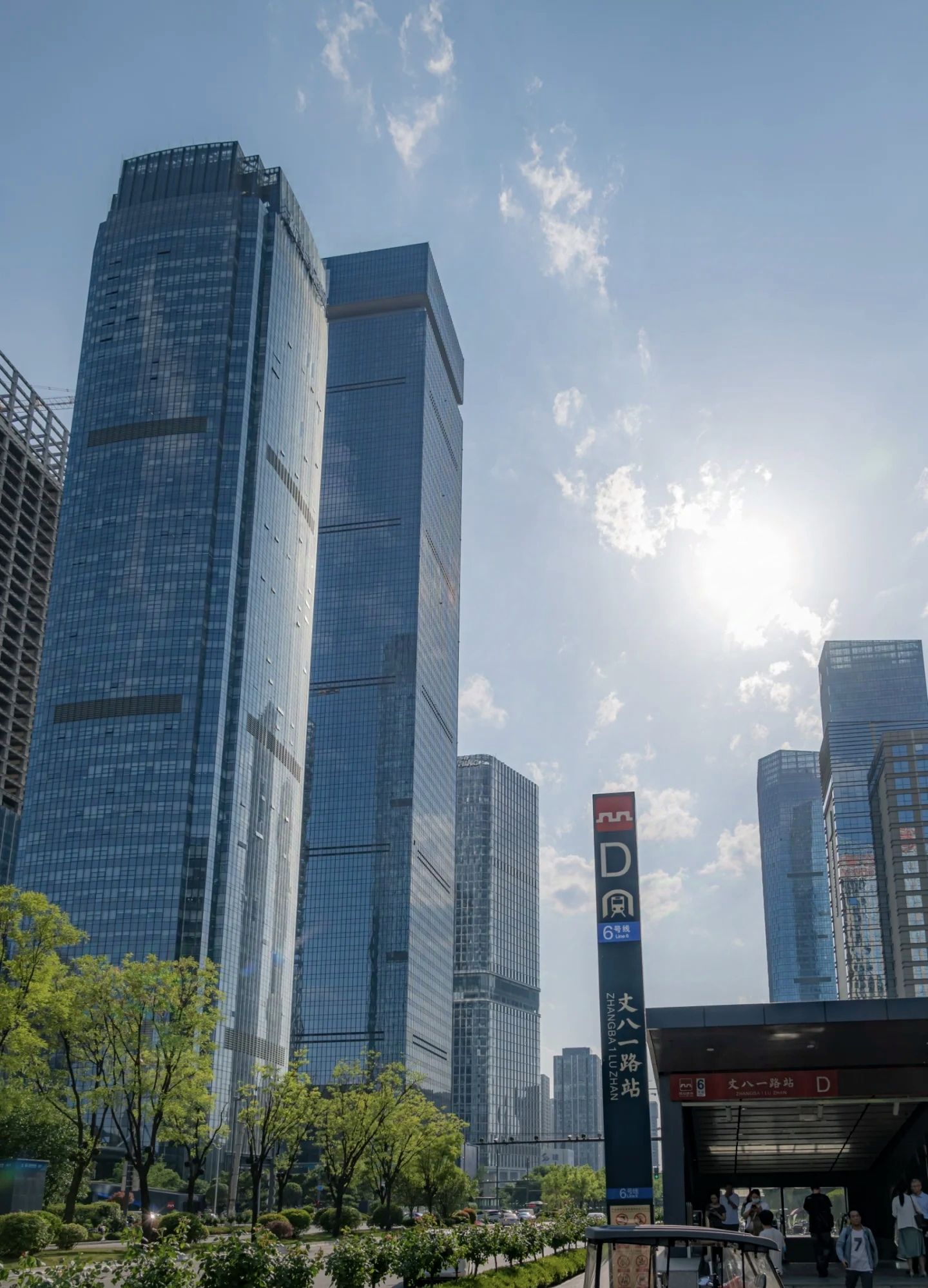 丈八一路地铁站出入口
