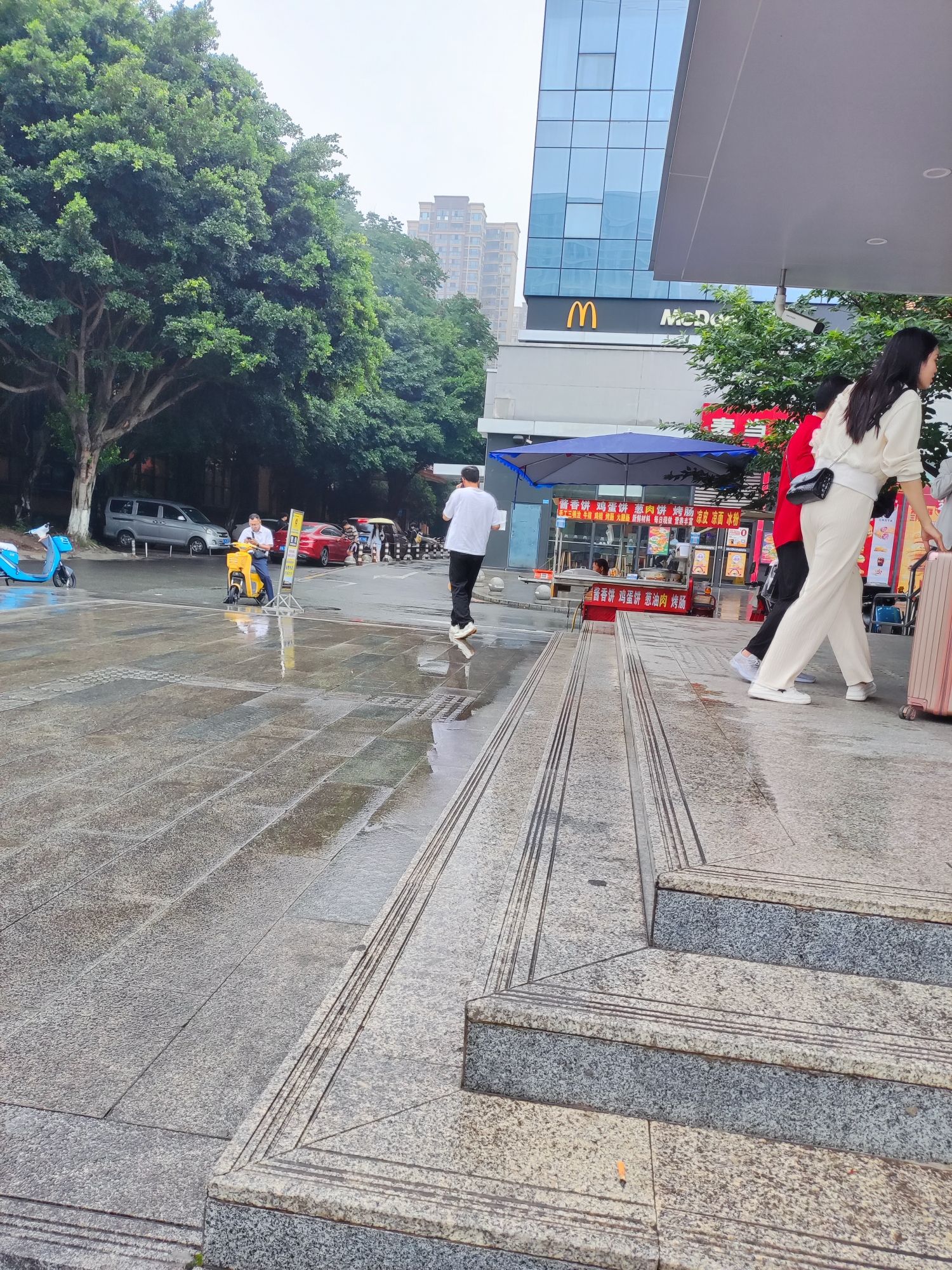 蜀新大道地铁站出入口