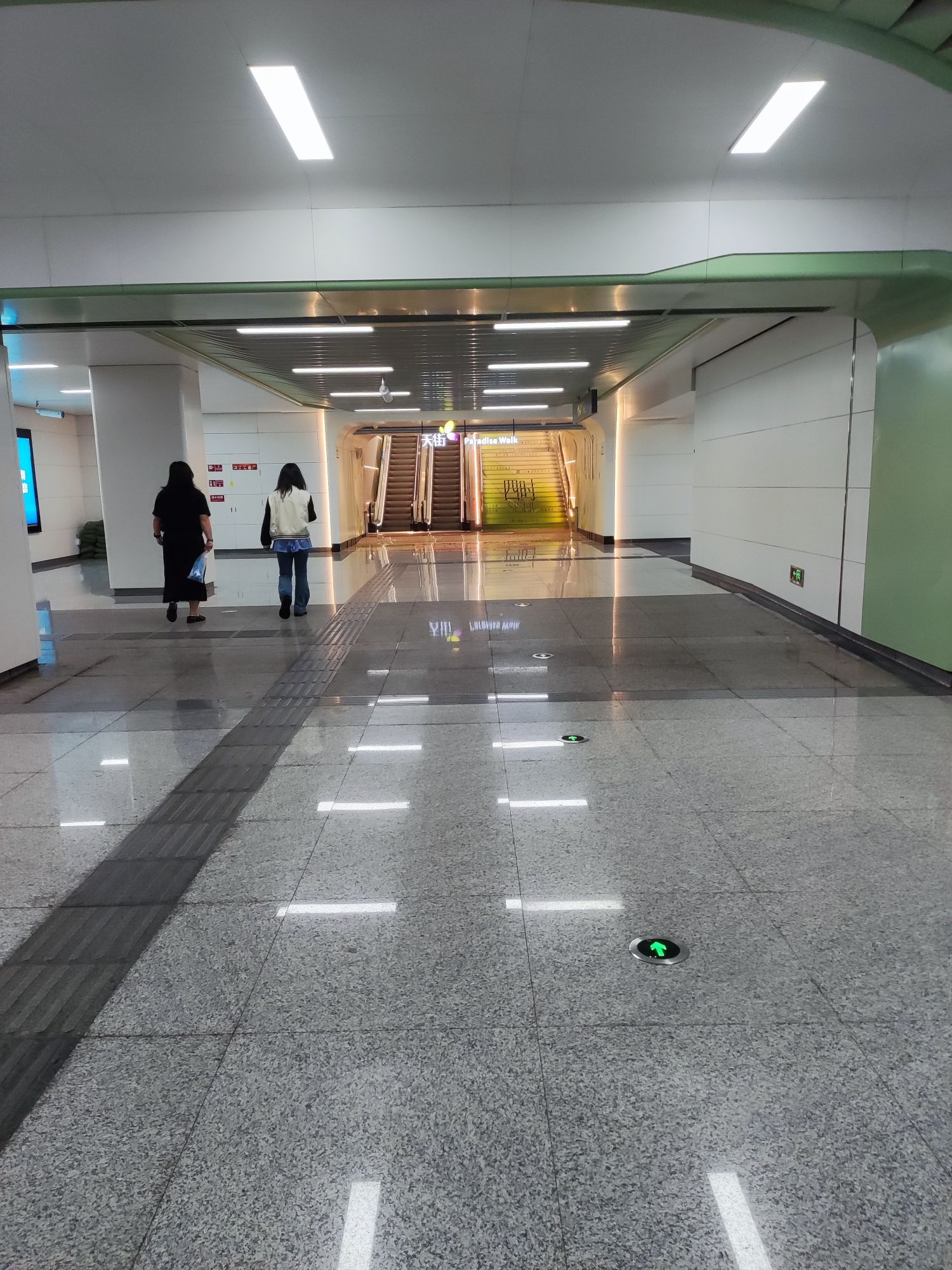 蜀新大道地铁站出入口