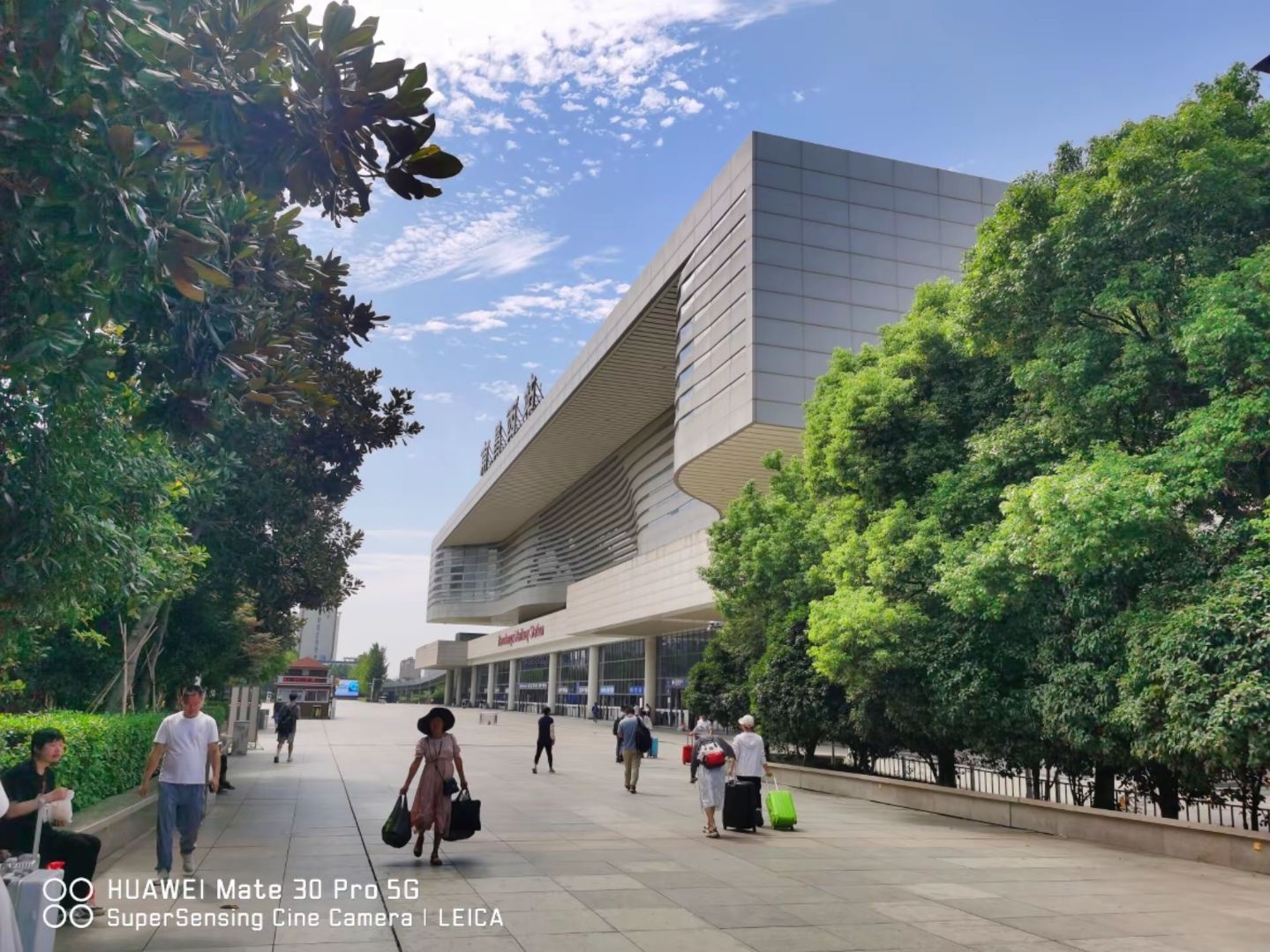 南昌西站地铁站出口