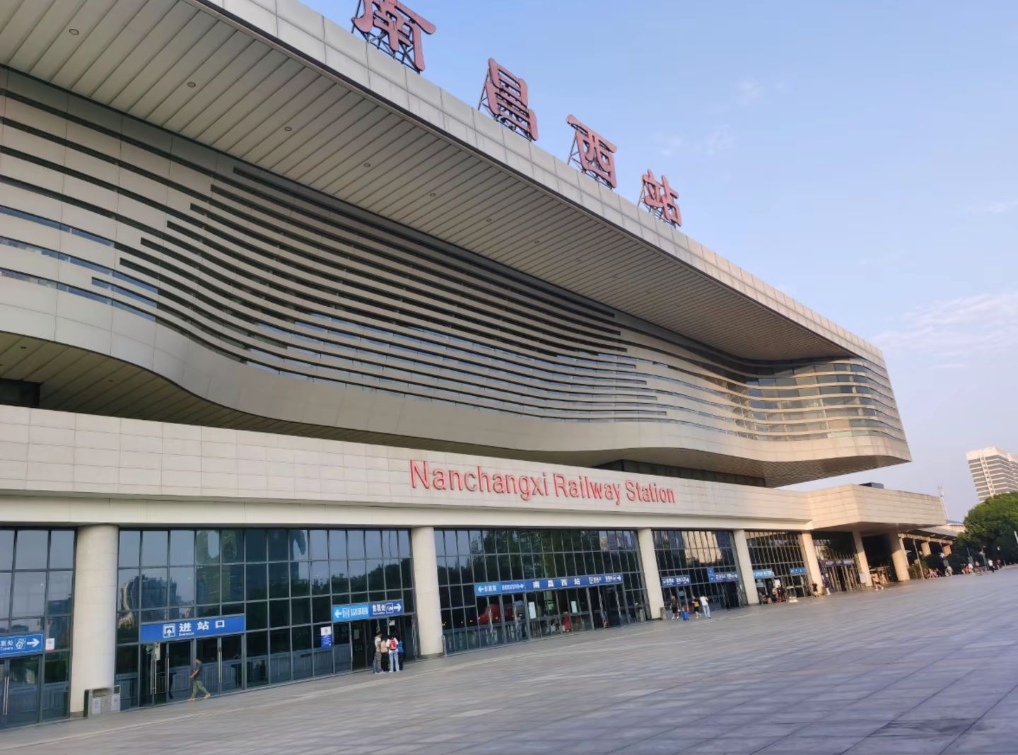 南昌西站地铁站出口
