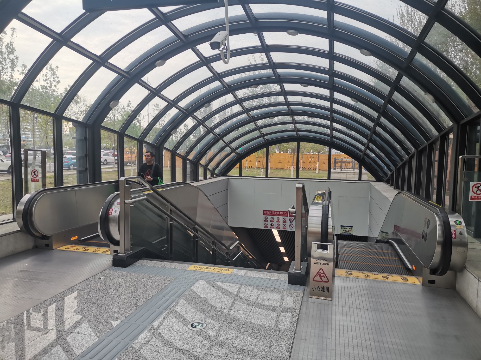龙川路地铁站1B口