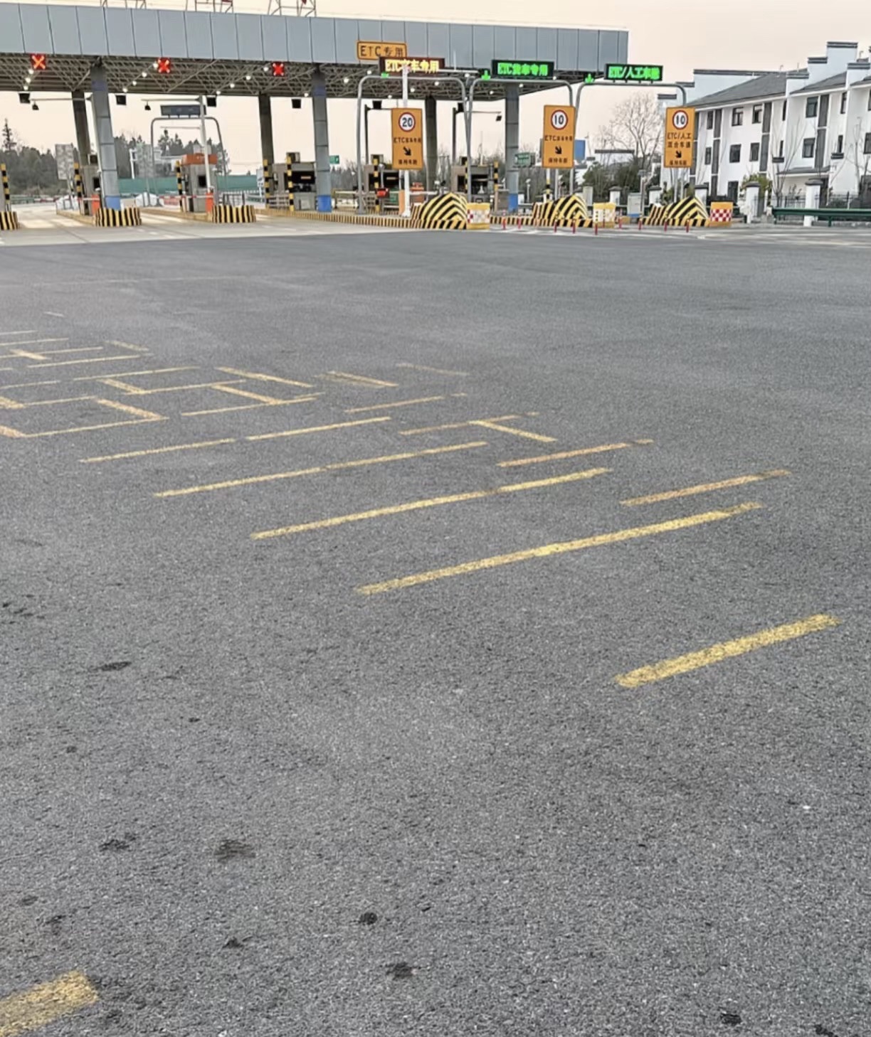 张寨北收费站(S22南林高速入口)