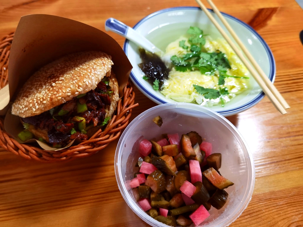 109烧饼夹热肘子
