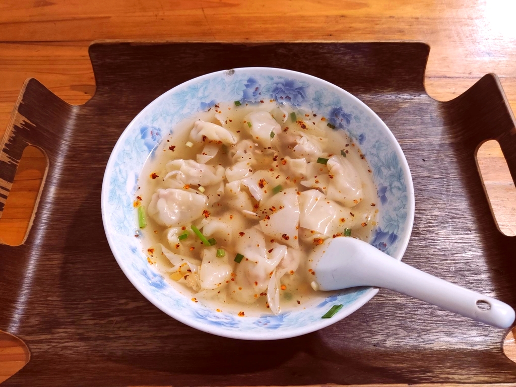 又见炊烟柴火馄饨爱心小吃店