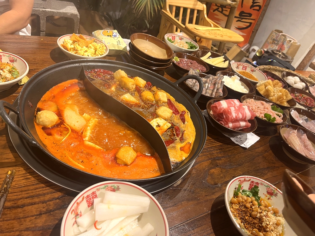 张超越重庆老火锅(颍上店)