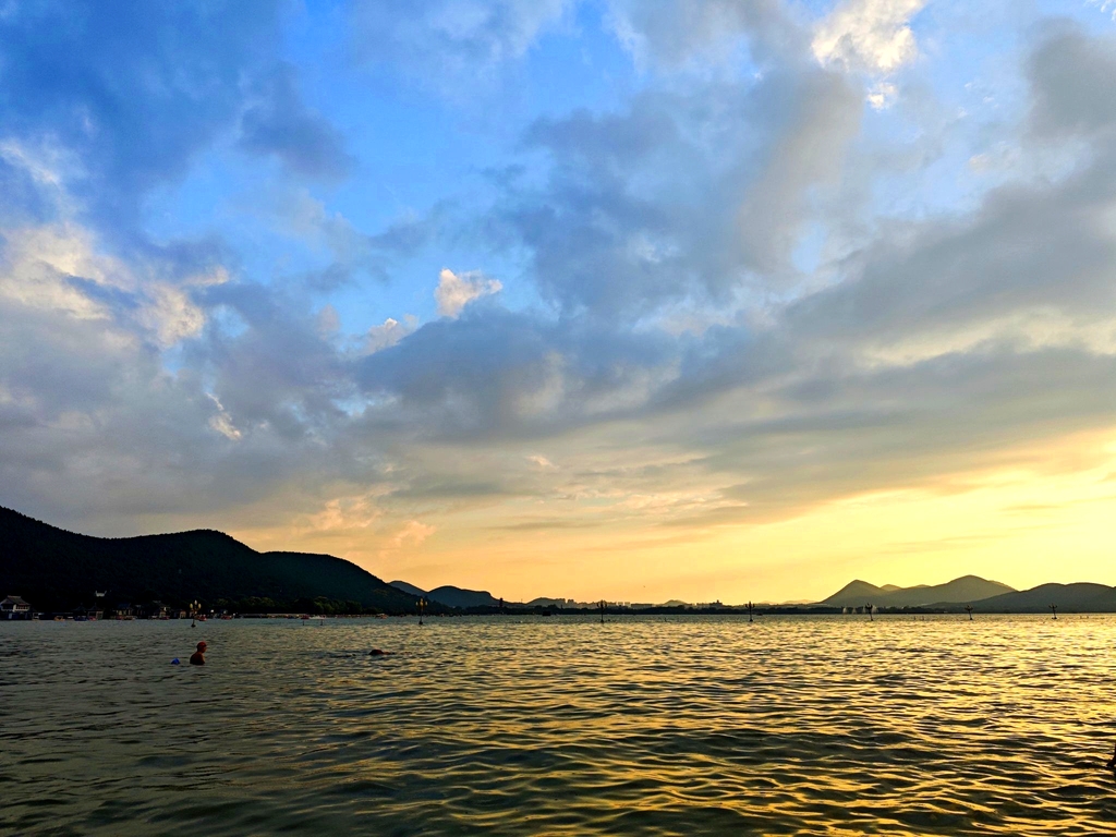 云龙湖万人游泳场沙滩